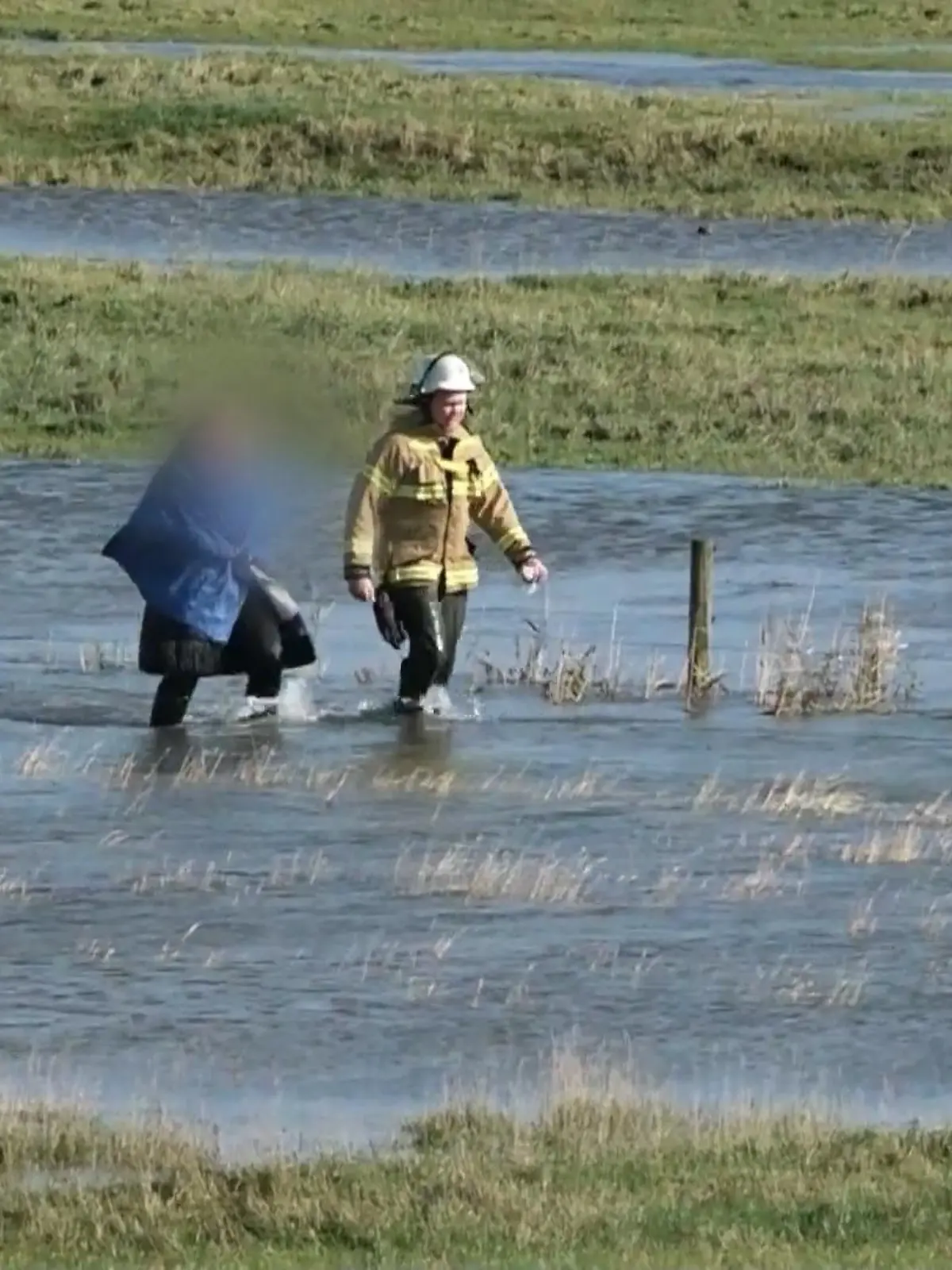 Eine vierköpfige Familie ist in den Salzwiesen in Butjadingen im Landkreis Wesermarsch von der Flut überrascht worden und musste gerettet werden. Sie konnte am Samstagmittag noch rechtzeitig die Rettungskräfte per Handy anrufen, wie ein Feuerwehrsprecher sagte. Als diese eintrafen, stand der acht Jahre alten Tochter das Wasser bereits bis zur Brust. Sie wurde von der Besatzung eines Hubschraubers mit Hilfe einer Seilwinde gerettet. Der Rest der Familie wurde mit einem Boot in Sicherheit gebracht. Alle vier Familienmitglieder waren unterkühlt, blieben jedoch unverletzt.
