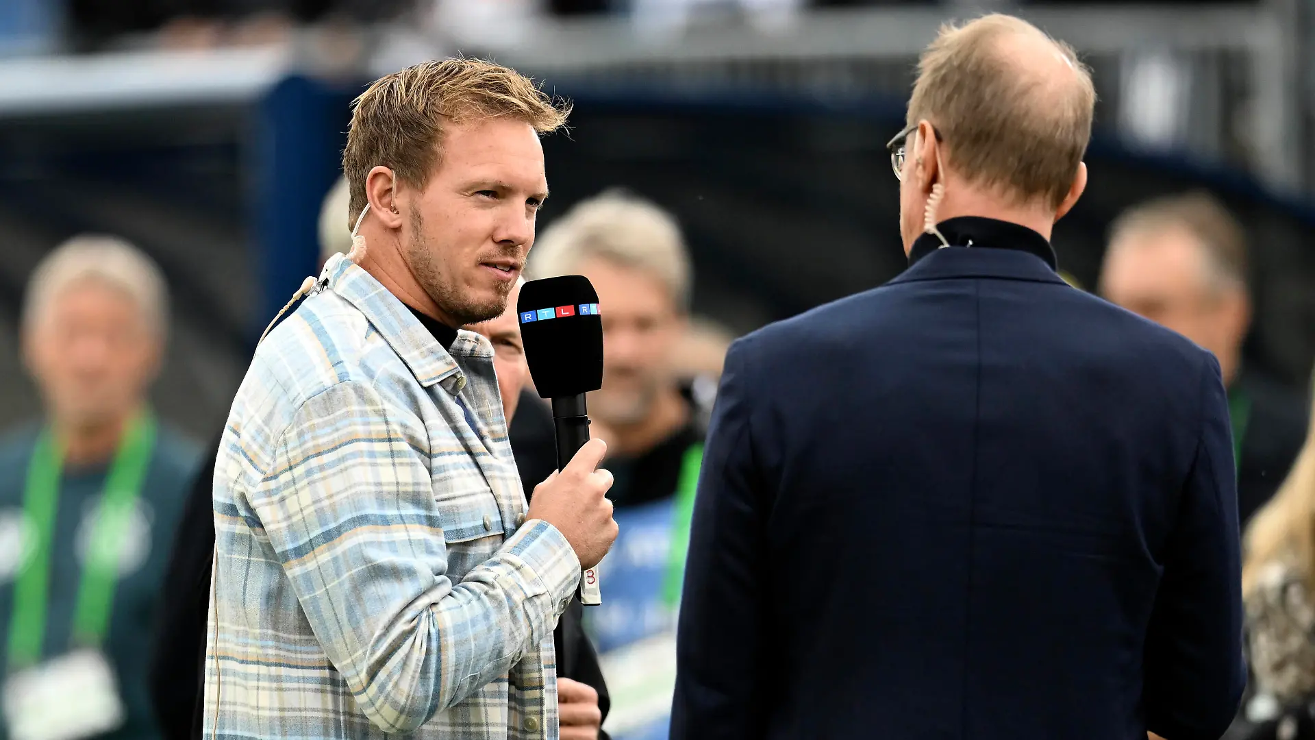 14.10.2023, Fussball Nationalteams Freundschaftsspiele 2023, Länderspiel, USA - Deutschland, im Pratt & Whitney Stadium at Rentschler Field Hartford, Conneticut, USA, li: Bundestrainer Julian Nagelsmann Deutschland beim Interview mit Florian König *** 14 10 2023, soccer national teams friendlies 2023, international match, USA Germany, at Pratt Whitney Stadium at Rentschler Field Hartford, Conneticut, USA , li national coach Julian Nagelsmann Germany interviewing Florian König.
