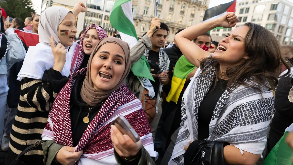 14.10.2023, Hessen, Frankfurt/Main: Hunderte Menschen beteiligen sich an einer Pro-Palästina-Demonstration. Die Kundgebung wird von einem massiven Polizeiaufgebot begleitet. Nach dem Terrorangriff der Hamas auf Israel kam es deutschlandweit zu zahlreichen Reaktionen. Foto: Boris Roessler/dpa +++ dpa-Bildfunk +++