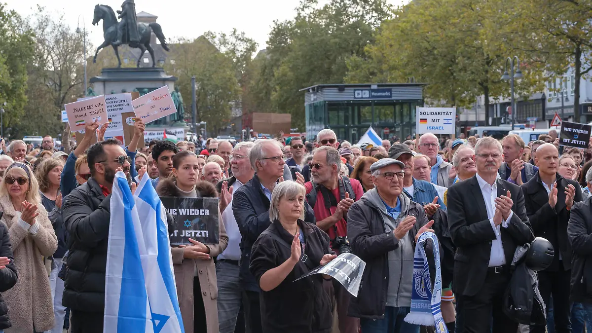 Am 14.10.2023 fanden auf dem Kölner Heumarkt sowohl eine Solidaritätsdemonstration für Israel wie eine zweite Kundgebung von Palästinensern gegen die Bombardierung Gazas statt. Das Verbot der pro-palästinensischen Kundgebung wurde durch das Verwaltungsgericht kurzfristig aufgehoben. Im Bild die Kundgebung Solidaritätsveranstaltung für Israel. *** On 14 October 2023, both a solidarity demonstration for Israel and a second rally by Palestinians against the bombing of Gaza took place on Cologne s Heumarkt. The ban on the pro-Palestinian rally was lifted at short notice by the administrative court. The picture shows the rally in solidarity with Israel. Nordrhein-Westfalen Deutschland, Germany DSCF7925