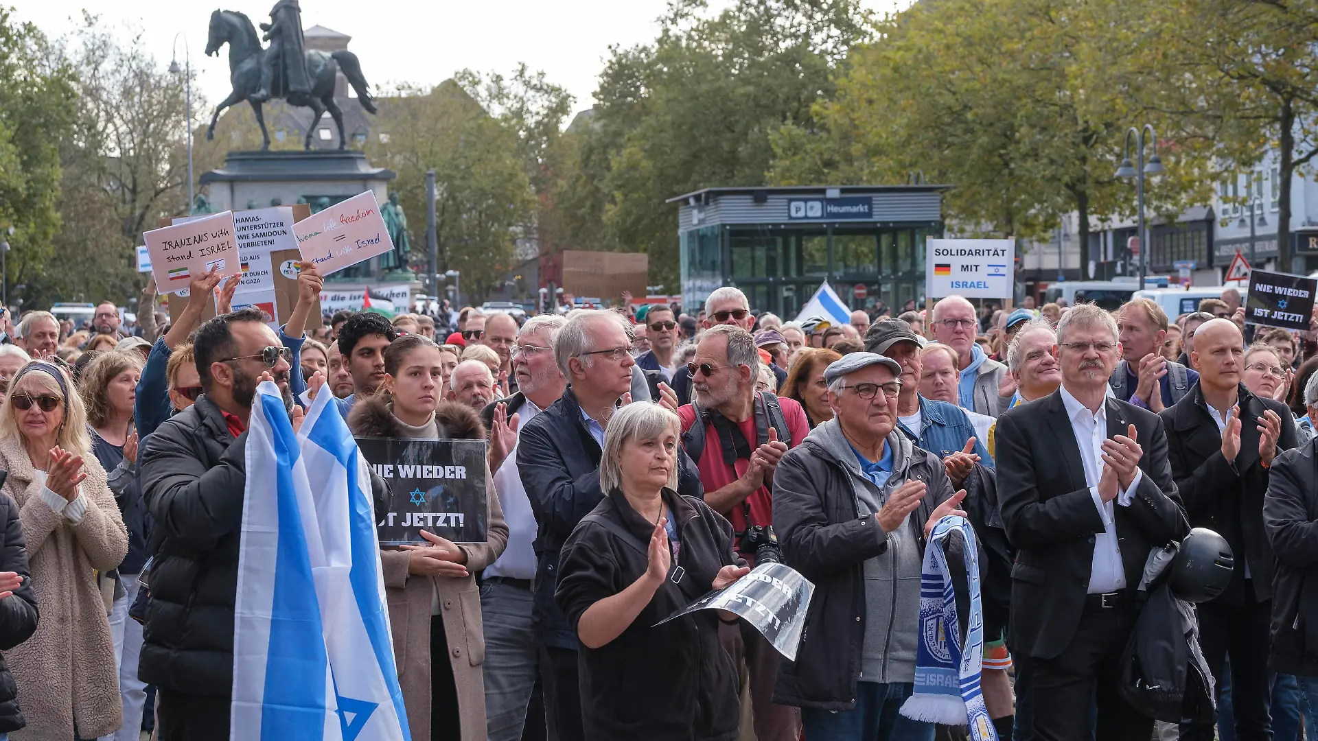 Am 14.10.2023 fanden auf dem Kölner Heumarkt sowohl eine Solidaritätsdemonstration für Israel wie eine zweite Kundgebung von Palästinensern gegen die Bombardierung Gazas statt. Das Verbot der pro-palästinensischen Kundgebung wurde durch das Verwaltungsgericht kurzfristig aufgehoben. Im Bild die Kundgebung Solidaritätsveranstaltung für Israel. *** On 14 October 2023, both a solidarity demonstration for Israel and a second rally by Palestinians against the bombing of Gaza took place on Cologne s Heumarkt. The ban on the pro-Palestinian rally was lifted at short notice by the administrative court. The picture shows the rally in solidarity with Israel. Nordrhein-Westfalen Deutschland, Germany DSCF7925