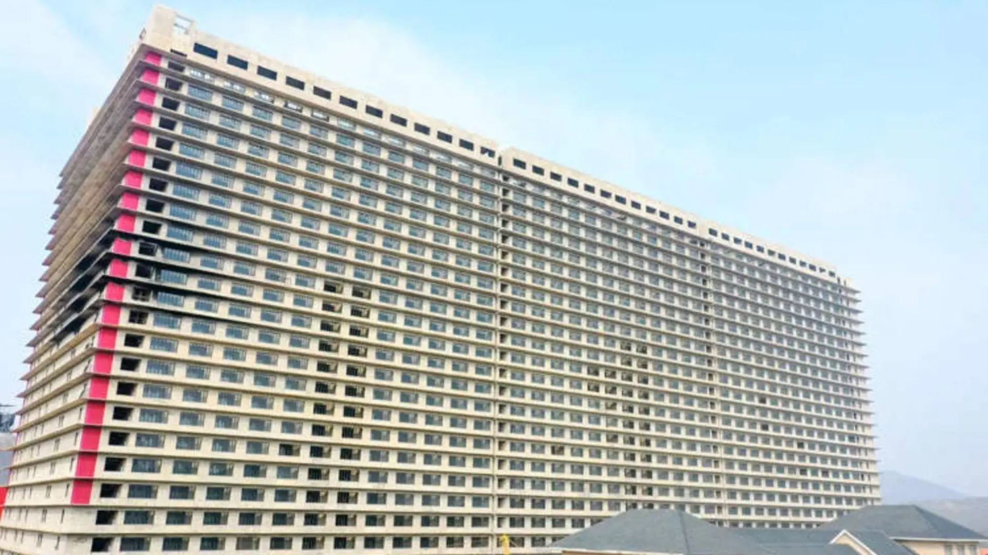 Das 26-stöckige Schweine-Hochhaus in China erinnert an ein Hotel, dient allerdings als Mastbetrieb.