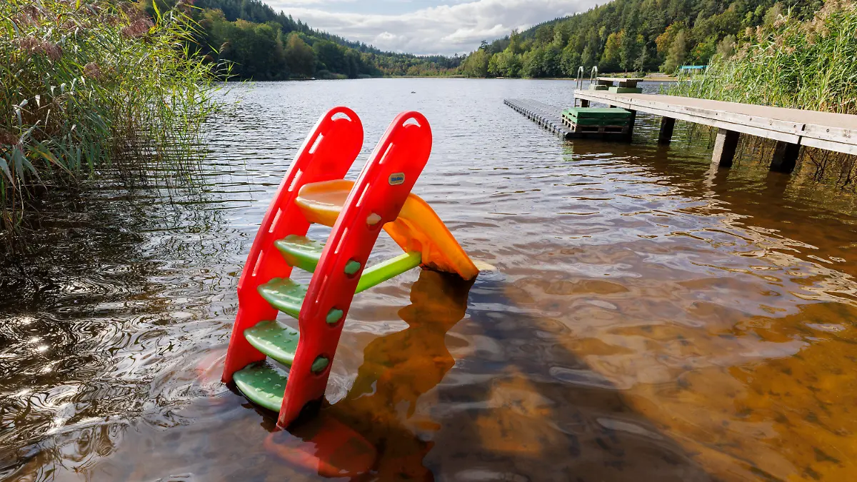 PRODUKTION - 13.09.2023, Rheinland-Pfalz, Kaiserslautern: Der Blick von der Paddlergilde Kaiserslautern eV auf den See Gelterswoog bei Hohenecken, einem Ortsteil von Kaiserslautern in der Pfalz. Der Gelterswoog ist ein Naturschwimmbad; am Ufer sind drei Vereine, ein Campingplatz und ein Naturschutzgebiet. (zu dpa ««Loch Lautern»: Hat ein «Problemhecht» im See drei Menschen gebissen?») Foto: View/Reiner Voß/dpa +++ dpa-Bildfunk +++