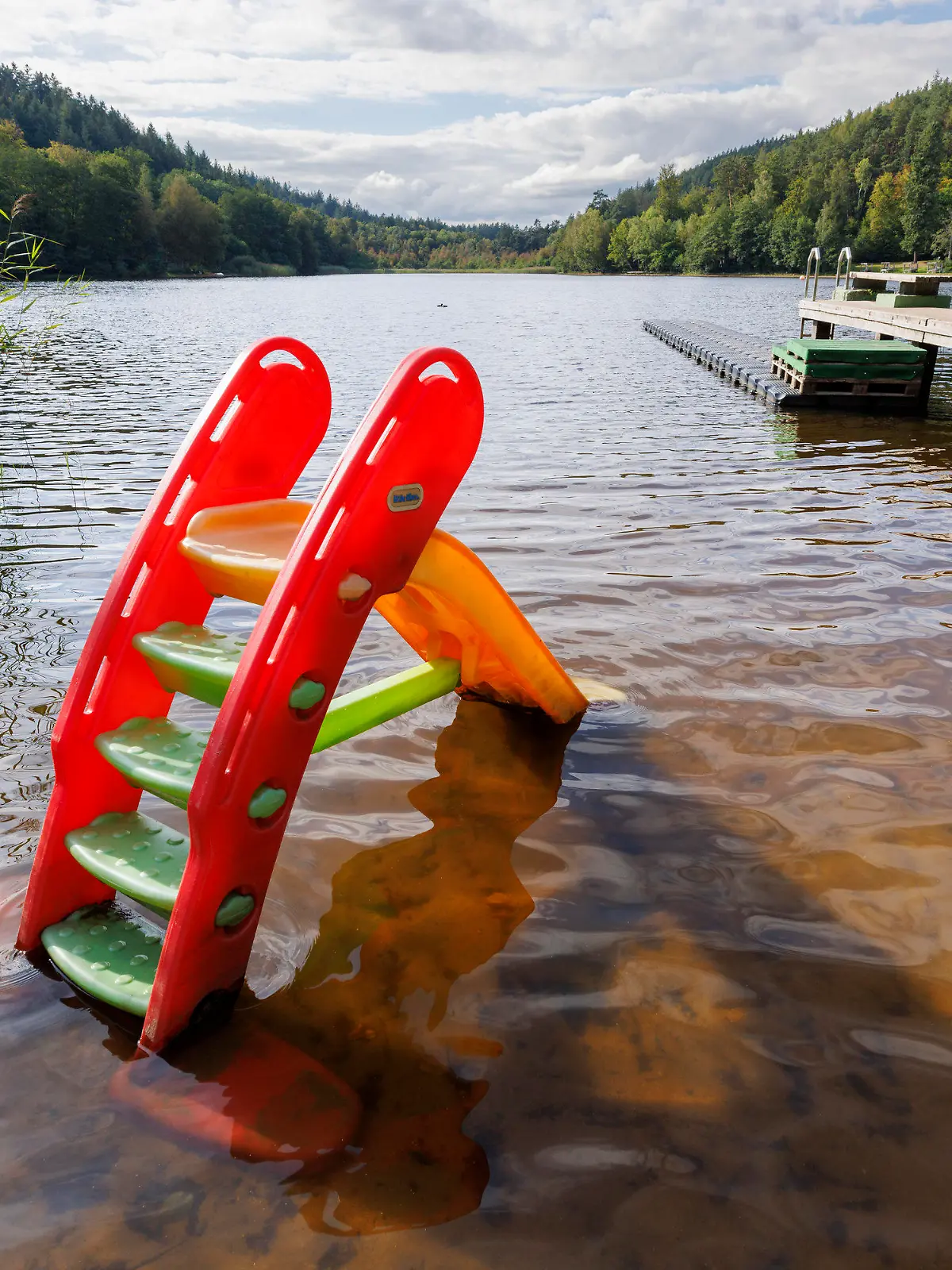 PRODUKTION - 13.09.2023, Rheinland-Pfalz, Kaiserslautern: Der Blick von der Paddlergilde Kaiserslautern eV auf den See Gelterswoog bei Hohenecken, einem Ortsteil von Kaiserslautern in der Pfalz. Der Gelterswoog ist ein Naturschwimmbad; am Ufer sind drei Vereine, ein Campingplatz und ein Naturschutzgebiet. (zu dpa ««Loch Lautern»: Hat ein «Problemhecht» im See drei Menschen gebissen?») Foto: View/Reiner Voß/dpa +++ dpa-Bildfunk +++