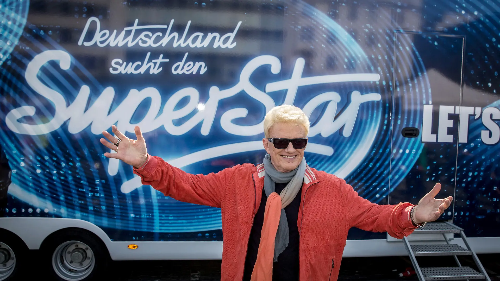 ARCHIV - Der Sänger Heino gestikuliert am 09.09.2014 in Frankfurt am Main (Hessen) vor dem Casting-Truck für die RTL-Show 'Deutschland sucht den Superstar' (DSDS). Heino (76) wird in der nächsten Staffel nicht mehr Juror bei der Castingshow «Deutschland sucht den Superstar» (DSDS) sein. Foto: Frank Rumpenhorst/dpa (zu dpa 'Sänger Heino verlässt Jury von 'Deutschland sucht den Superstar' vom 22.09.2015) +++(c) dpa - Bildfunk+++