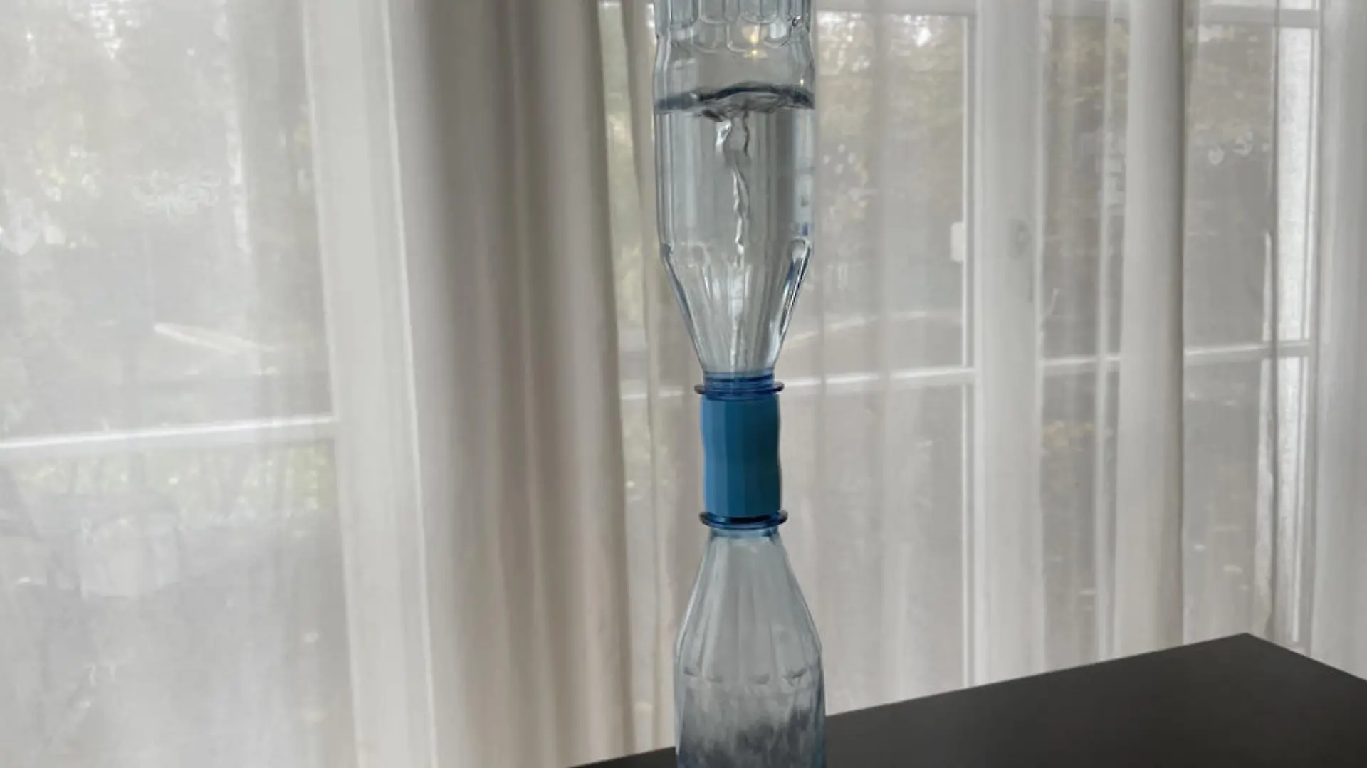 Tornado in der Wasserflasche im Kosmos Adventskalender