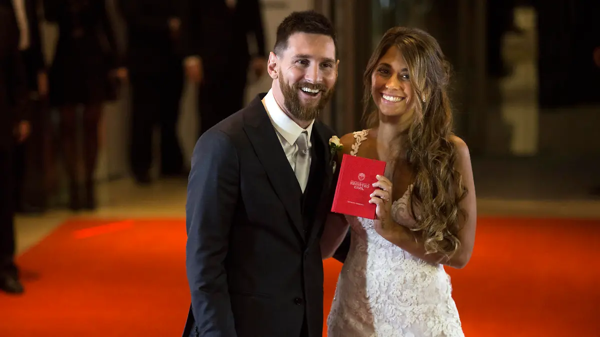 (170701) -- ROSARIO, July 1, 2017 () -- Argentine soccer player Lionel Messi(L) and his wife Antonela Roccuzzo pose at their wedding in Rosario, Argentina, June 30, 2017. (/Martin Zabala)(wll)