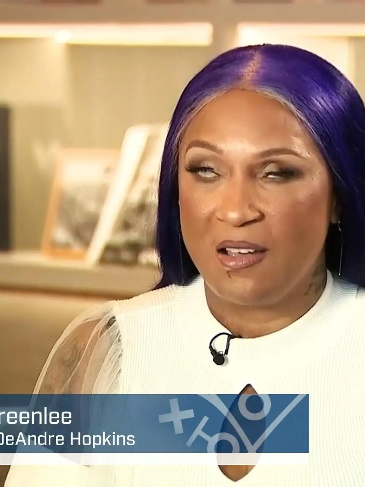 Es ist eine der herzergreifendsten Geschichten der NFL! 

Sabrina Greenlee, Mutter von NFL-Star DeAndre Hopkins, ist bei jedem Spiel ihres Sohnes dabei. Tragisch: Nach einem feigen Anschlag, verlor die Frau ihr Augenlicht. 

Sie ist ihr größter Fan und lebt in völliger Dunkelheit. Nach jedem Spiel übbereicht der Superstar seiner Mutter den Spielball – eine Geste die jeden NFL-Fan zu Tränen rührt. 