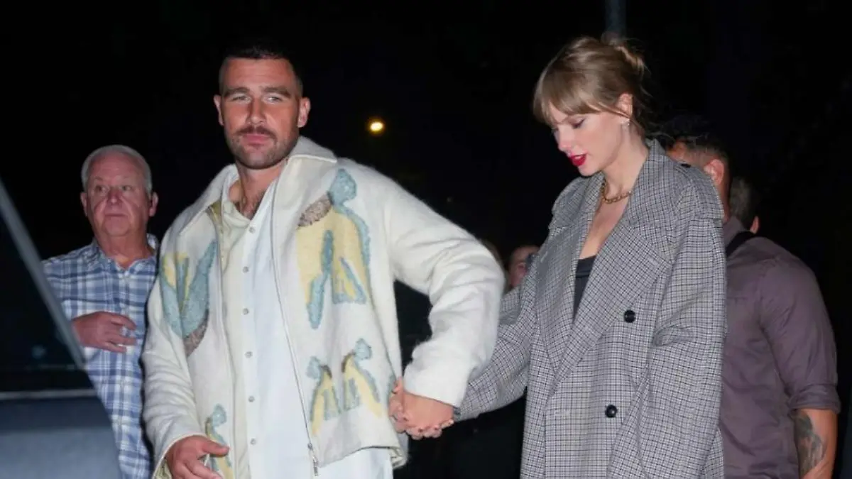 Taylor Swift und Travis Kelce beim Händchenhalten