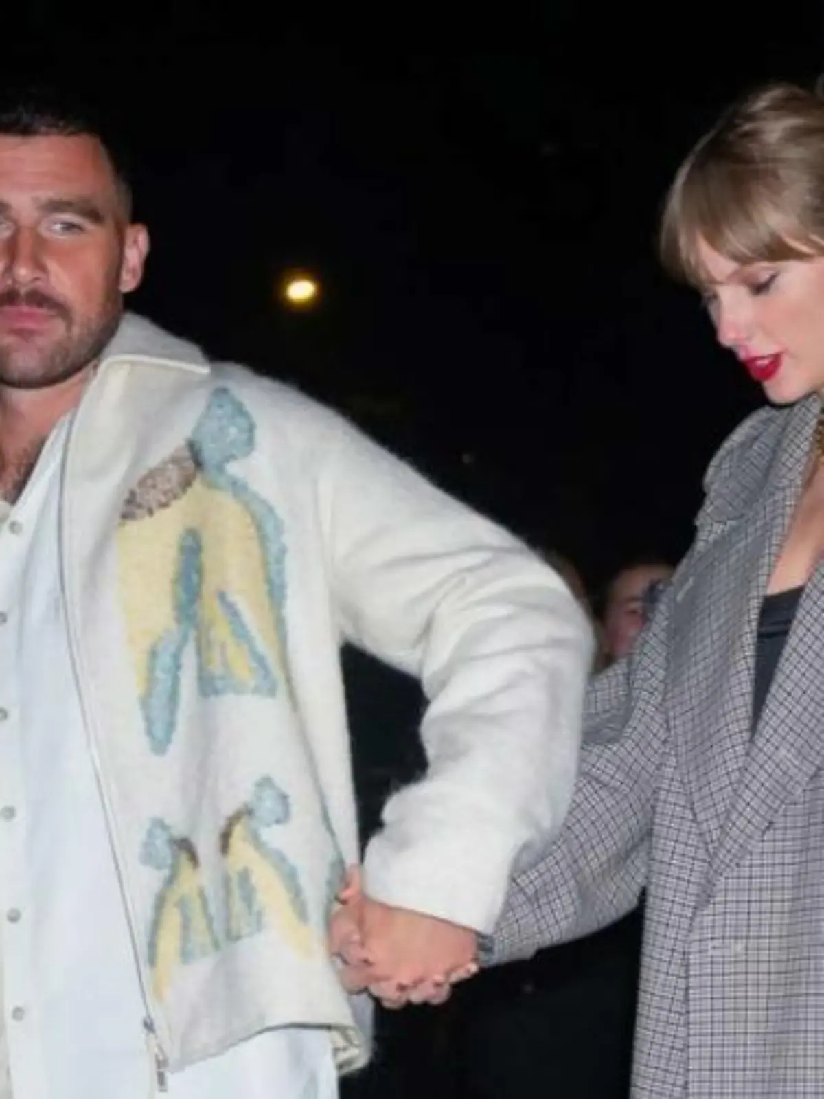 Taylor Swift und Travis Kelce beim Händchenhalten