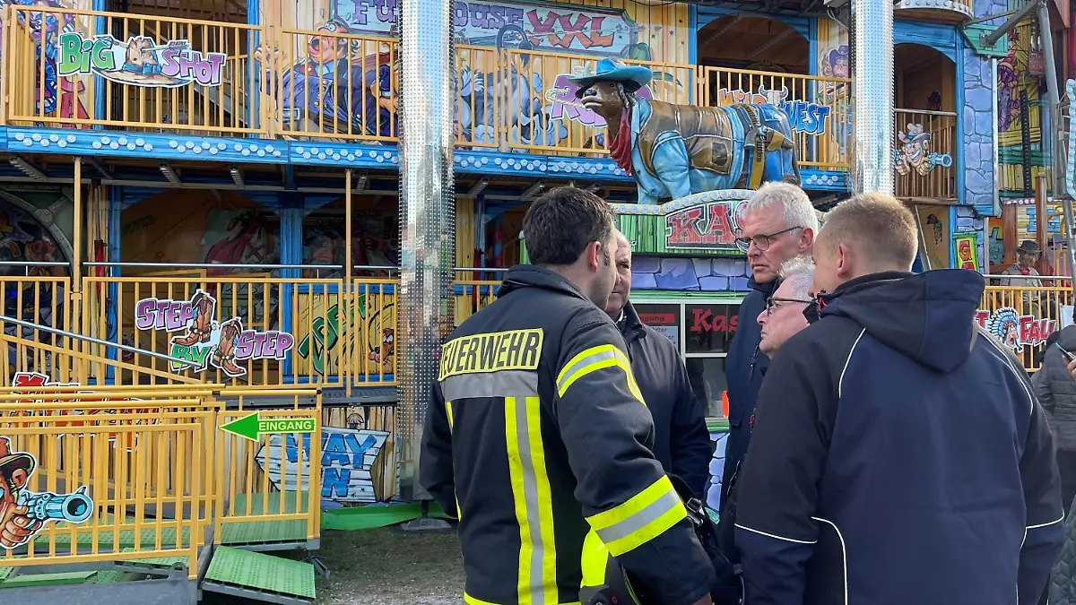 15.10.2023, Nordrhein-Westfalen, Schloß Holte-Stukenbrock: Feuerwehr und Polizei stehen vor einem Laufgeschäft. Ein Mann ist auf dem Pollhansmarkt (Kreis Gütersloh) aus einem Laufgeschäft gestürzt und gestorben. Das bestätigte ein Sprecher der Polizei Gütersloh am Sonntagnachmittag. Foto: Christian Müller/Westfalennews/dpa +++ dpa-Bildfunk +++