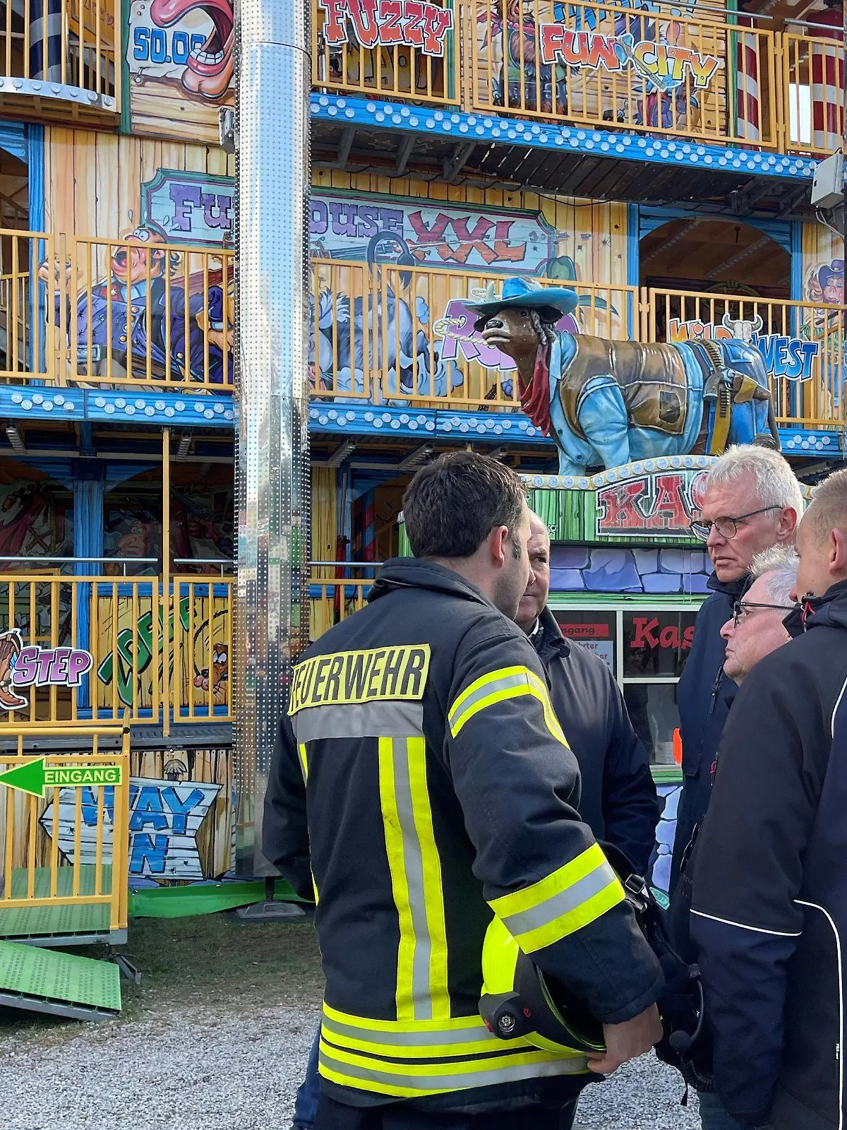 15.10.2023, Nordrhein-Westfalen, Schloß Holte-Stukenbrock: Feuerwehr und Polizei stehen vor einem Laufgeschäft. Ein Mann ist auf dem Pollhansmarkt (Kreis Gütersloh) aus einem Laufgeschäft gestürzt und gestorben. Das bestätigte ein Sprecher der Polizei Gütersloh am Sonntagnachmittag. Foto: Christian Müller/Westfalennews/dpa +++ dpa-Bildfunk +++