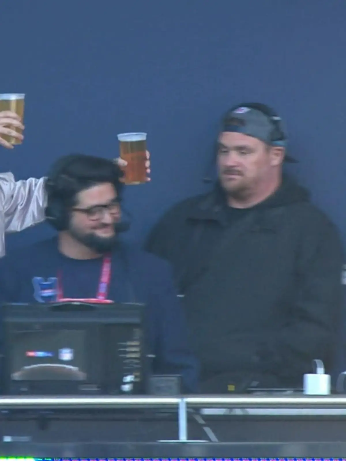 Mit Promille am Miko? 
Damit die NFL-Experten auf der Tribüne nicht verdursten, gab’s mitten im London-Spiel den Bier-Express aus den Katakomben! 