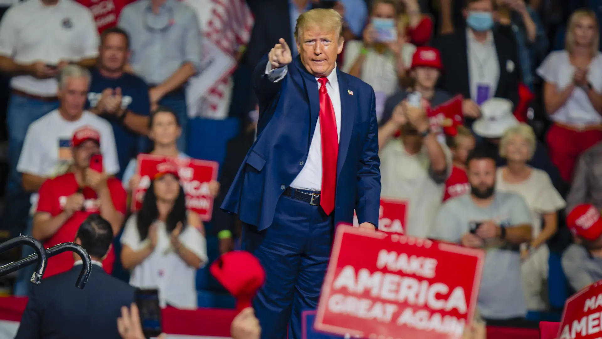 Bilder des Jahres 2020, News 06 Juni News Themen der Woche KW25 News Bilder des Tages USA, Wahlkampfauftritt von Donald Trump in Tulsa President Donald Trump speaks at a campaign rally at the Bank of Oklahoma Center in Tulsa, Oklahoma on Saturday, June 20, 2020. President Donald Trump s campaign rally in Tulsa comes as coronavirus cases are on the rise in many states across the country. PUBLICATIONxINxGERxSUIxAUTxHUNxONLY OKH20200620199 KYLExRIVAS
