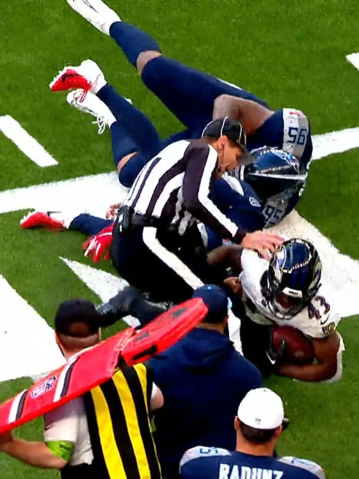 Auch bei den London Games wird in der NFL niemand verschont - selbst die Schiedsrichter nicht. Ein am Spielfeldrand positionierter Referee bekommt plötzlich ein heftiges Tackling ab!