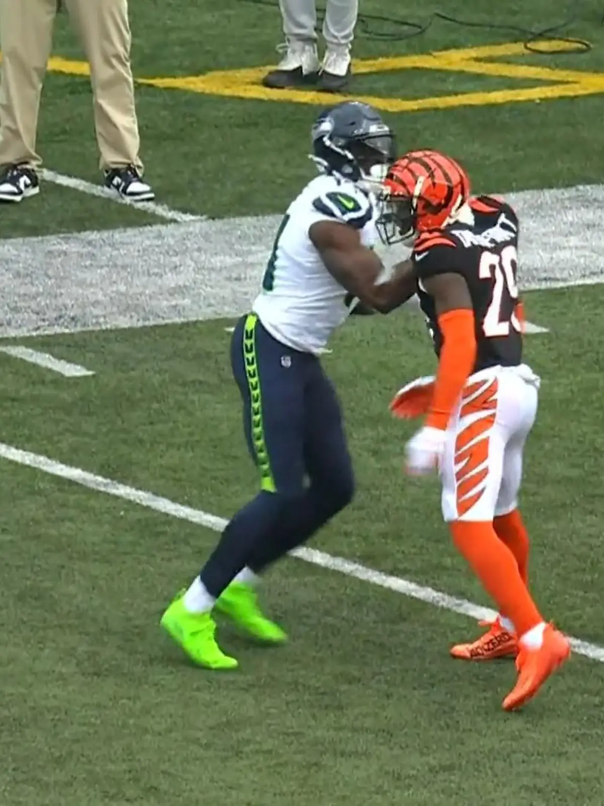 Im Football geht es hart zu, doch auch hier gibt es Aktionen, die als Unsportlichkeit gewertet werden. So geschehen im Duell der Seattle Seahawks und der Cincinnati Bengals, in dem D. K. Metcalfals die Nerven verliert.