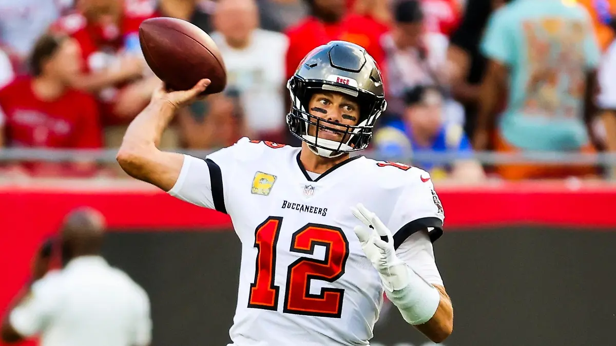 November 6, 2022: Bucs quarterback Tom Brady (12)] drops back to pass against the Rams during the first half Sunday at Raymond James Stadium. Brady is the first NFL player to pass for 100,000 career yards. (Credit Image: © Dirk Shadd/Tampa Bay Times via ZUMA Press Wire) / action press