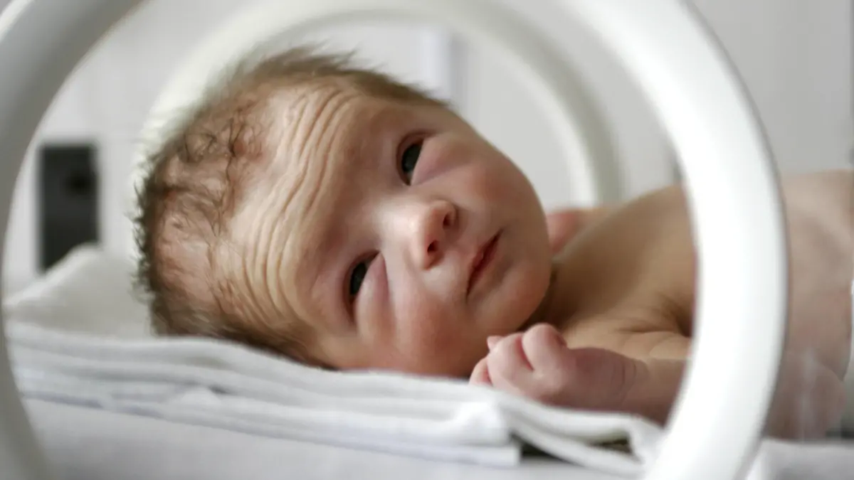 Neugeborenes schlaeft auf der Saeuglingsstation im Bett, Deutschland | newborn baby sleeping in bed at the neonatal care unit, Germany