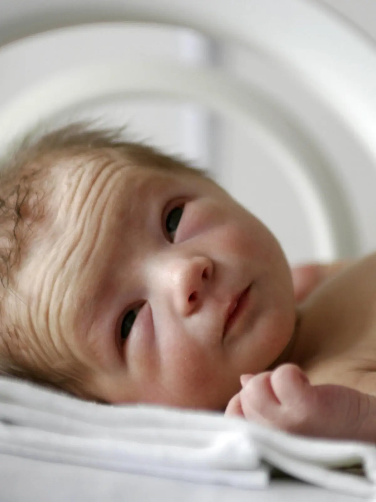 Neugeborenes schlaeft auf der Saeuglingsstation im Bett, Deutschland | newborn baby sleeping in bed at the neonatal care unit, Germany