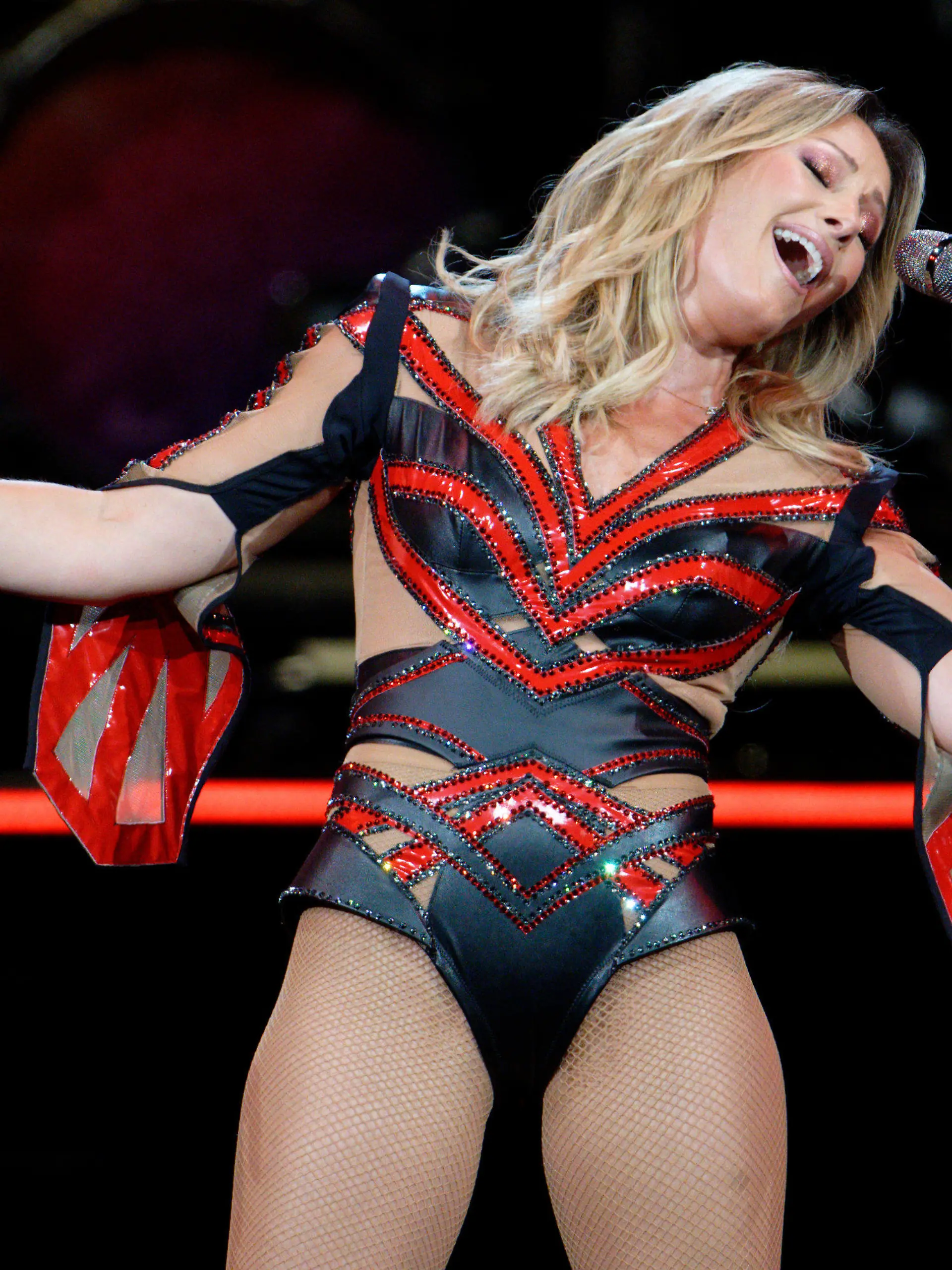 ARCHIV - 25.08.2023, Nordrhein-Westfalen, Köln: Die Sängerin Helene Fischer agiert bei einem Konzert ihrer Tour «Rausch» auf der Bühne. (zu dpa: Helene Fischer: «Mach dir keine Sorgen, Mama, es ist alles sicher!») Foto: Henning Kaiser/dpa +++ dpa-Bildfunk +++