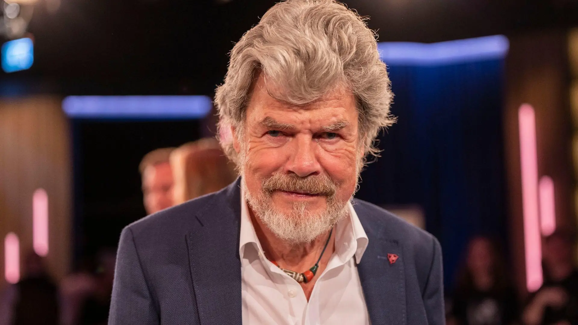 Reinhold Messner, Bergsteiger, steht nach der Aufzeichnung der WDR Talkshow «Kölner Treff» im Studio.