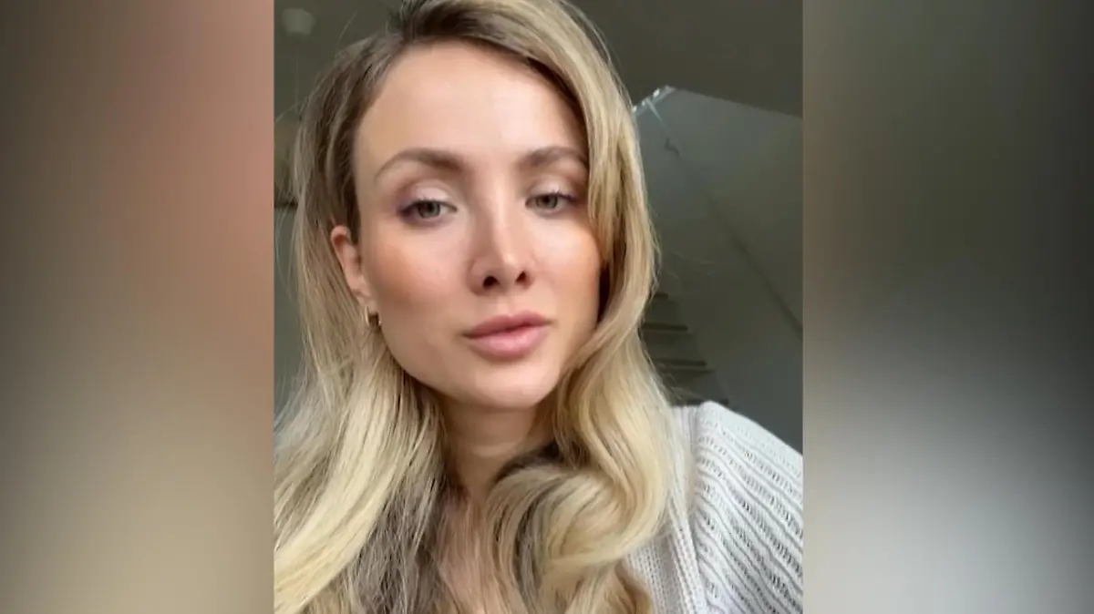 Das Spielzeug ist verloren gegangen, die Bodys sind zu klein, was hat das Kind neu gelernt, was läuft gerade gar nicht gut und wer ruft eigentlich bei der Kita an? Um diese Themen zu besprechen, halten die Kölner Influencerin Carmen Kroll alias Carmushka und ihr Mann Niclas Kroll wöchentlich so genannte Eltern-Teammeetings ab.