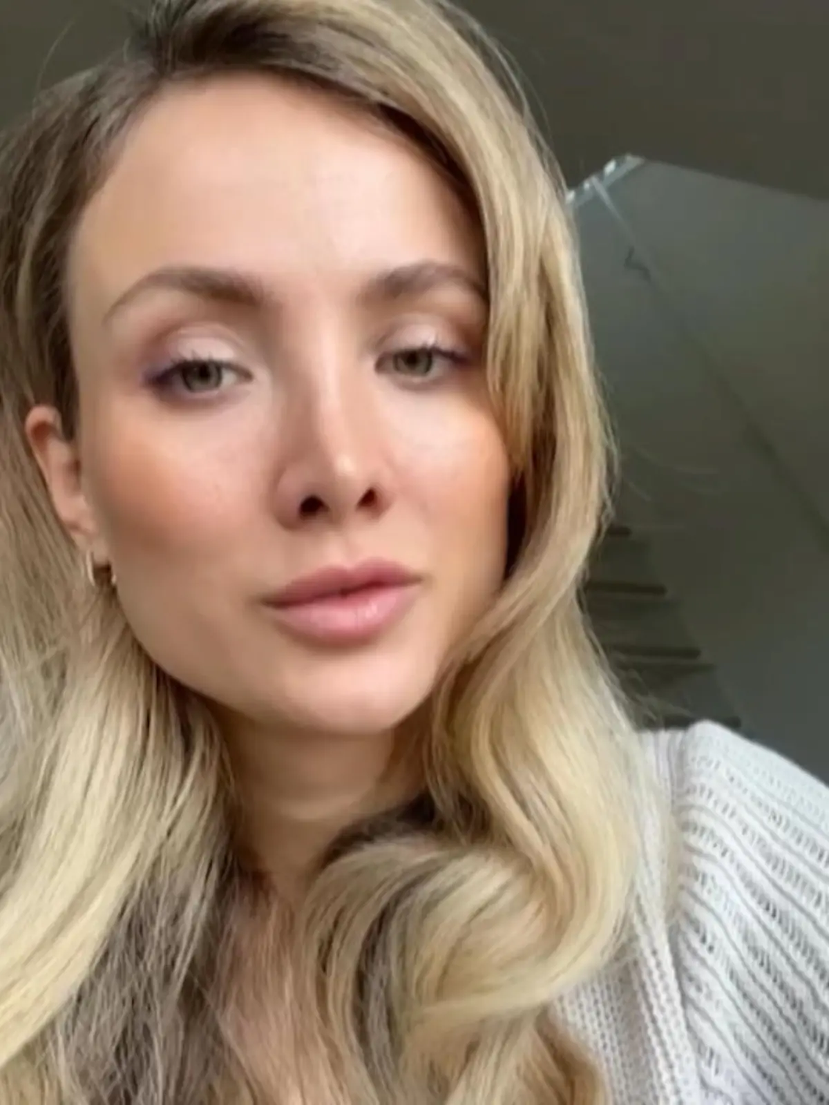 Das Spielzeug ist verloren gegangen, die Bodys sind zu klein, was hat das Kind neu gelernt, was läuft gerade gar nicht gut und wer ruft eigentlich bei der Kita an? Um diese Themen zu besprechen, halten die Kölner Influencerin Carmen Kroll alias Carmushka und ihr Mann Niclas Kroll wöchentlich so genannte Eltern-Teammeetings ab.