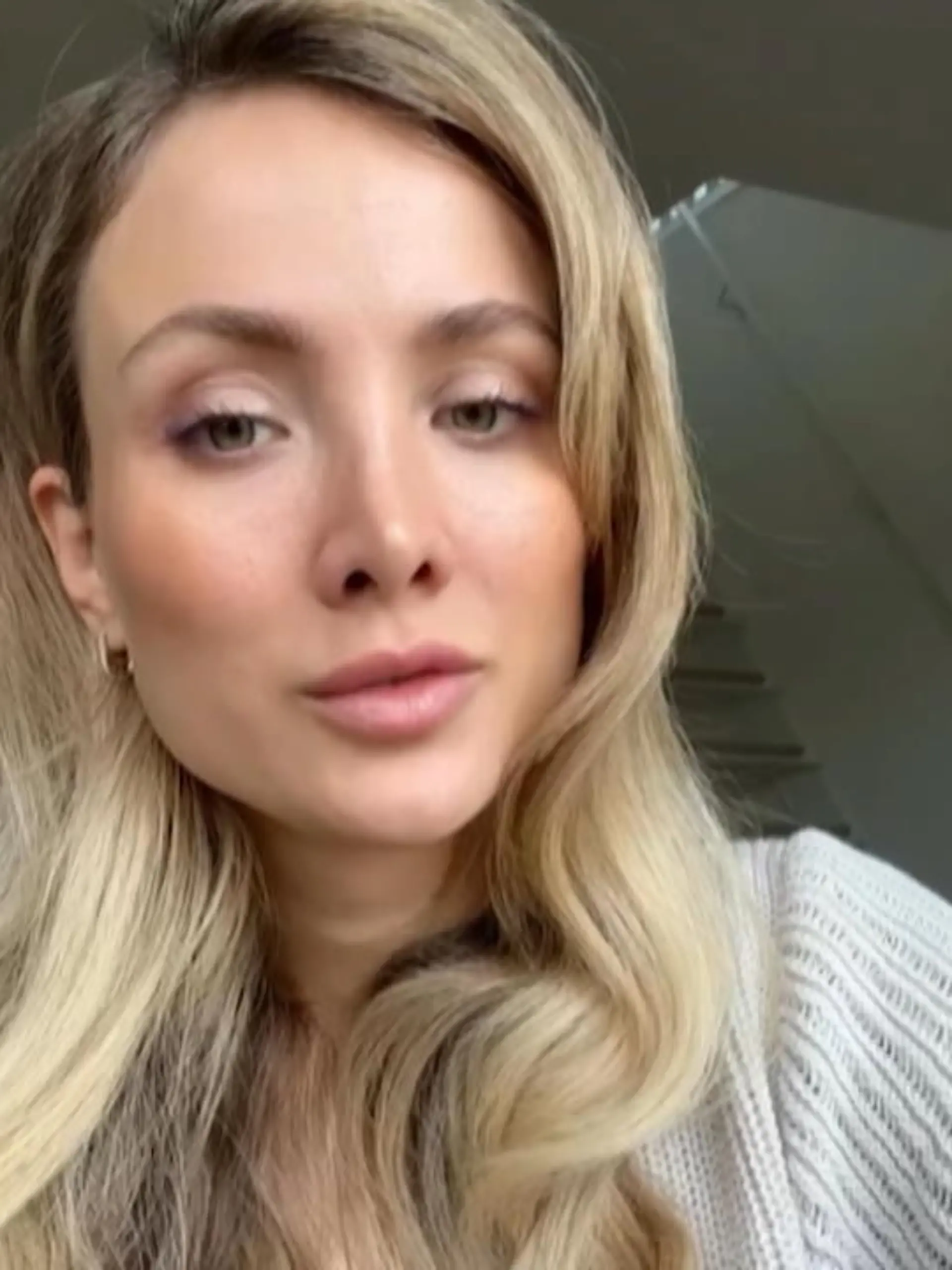 Das Spielzeug ist verloren gegangen, die Bodys sind zu klein, was hat das Kind neu gelernt, was läuft gerade gar nicht gut und wer ruft eigentlich bei der Kita an? Um diese Themen zu besprechen, halten die Kölner Influencerin Carmen Kroll alias Carmushka und ihr Mann Niclas Kroll wöchentlich so genannte Eltern-Teammeetings ab.