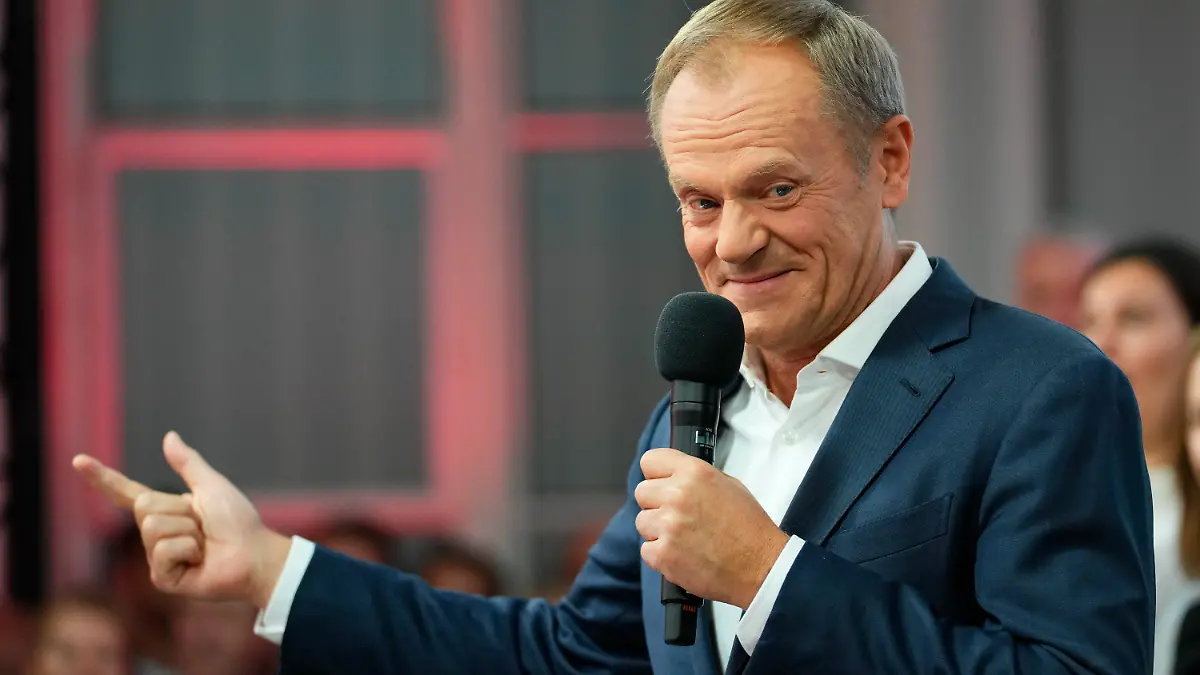 15.10.2023, Polen, Warschau: Donald Tusk, ehemaliger polnischer Ministerpräsident und Oppositionsführer, spricht zu Anhängern in der Parteizentrale seiner Partei. Nach der Parlamentswahl in Polen bleiben die Nationalkonservativen laut Prognosen stärkste politische Kraft - jedoch könnten drei Oppositionsparteien die neue Regierung bilden. Foto: Petr David Josek/AP +++ dpa-Bildfunk +++