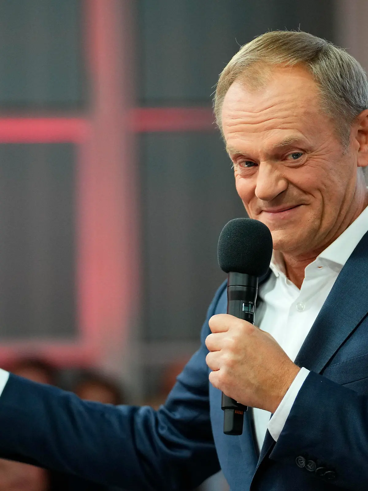 15.10.2023, Polen, Warschau: Donald Tusk, ehemaliger polnischer Ministerpräsident und Oppositionsführer, spricht zu Anhängern in der Parteizentrale seiner Partei. Nach der Parlamentswahl in Polen bleiben die Nationalkonservativen laut Prognosen stärkste politische Kraft - jedoch könnten drei Oppositionsparteien die neue Regierung bilden. Foto: Petr David Josek/AP +++ dpa-Bildfunk +++