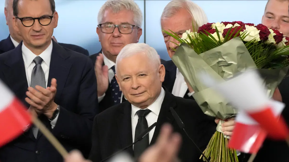15.10.2023, Polen, Warschau: Jaroslaw Kaczynski (M), Vorsitzender der konservativen Regierungspartei Recht und Gerechtigkeit (PiS), begrüßt seine Anhänger. Nach der Parlamentswahl in Polen bleiben die Nationalkonservativen laut Prognosen stärkste politische Kraft - jedoch könnten drei Oppositionsparteien die neue Regierung bilden. Foto: Czarek Sokolowski/AP +++ dpa-Bildfunk +++