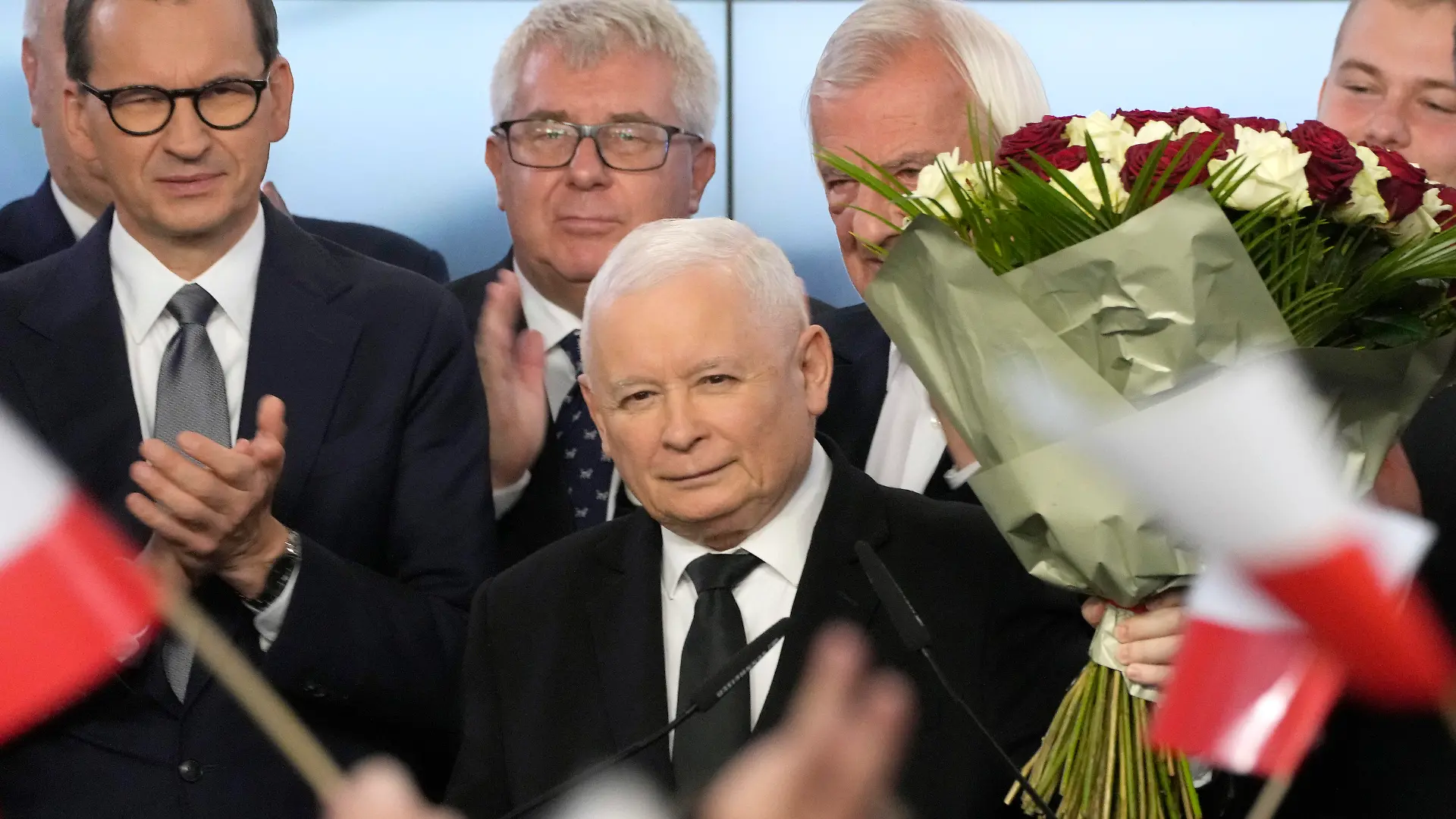 15.10.2023, Polen, Warschau: Jaroslaw Kaczynski (M), Vorsitzender der konservativen Regierungspartei Recht und Gerechtigkeit (PiS), begrüßt seine Anhänger. Nach der Parlamentswahl in Polen bleiben die Nationalkonservativen laut Prognosen stärkste politische Kraft - jedoch könnten drei Oppositionsparteien die neue Regierung bilden. Foto: Czarek Sokolowski/AP +++ dpa-Bildfunk +++
