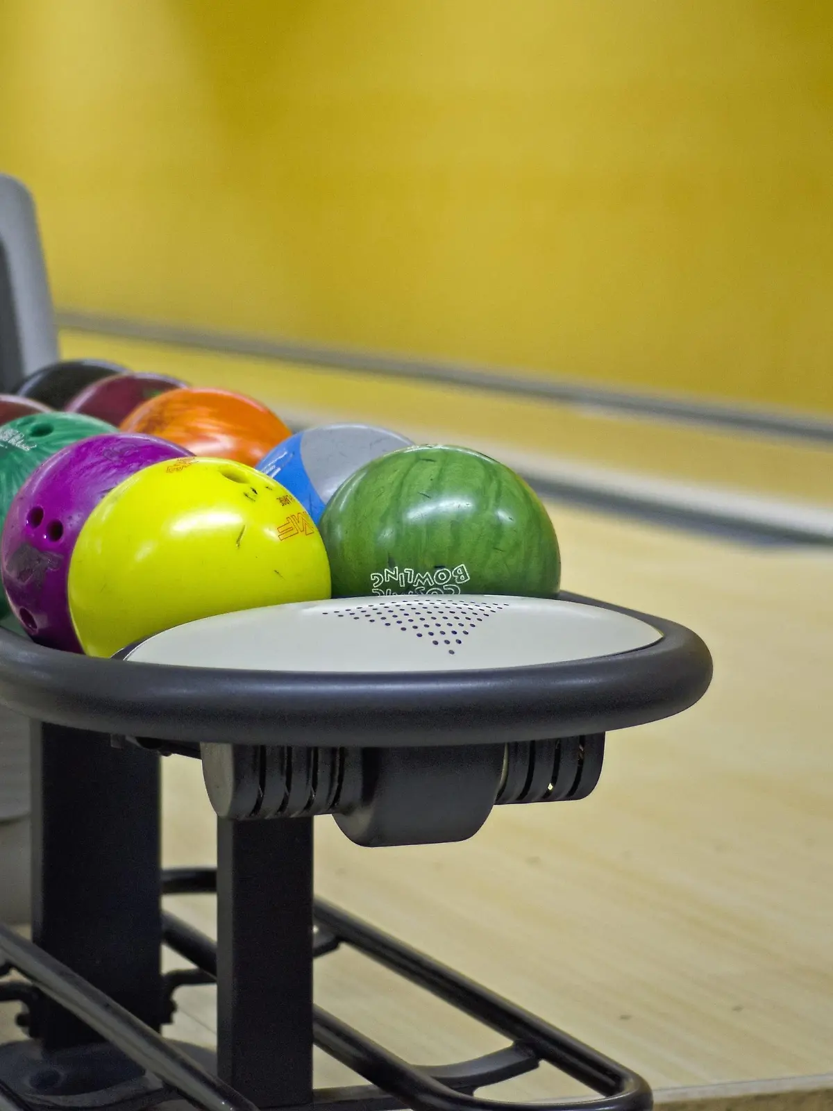 Bowlingkugeln auf einer Bowlingbahn | Verwendung weltweit