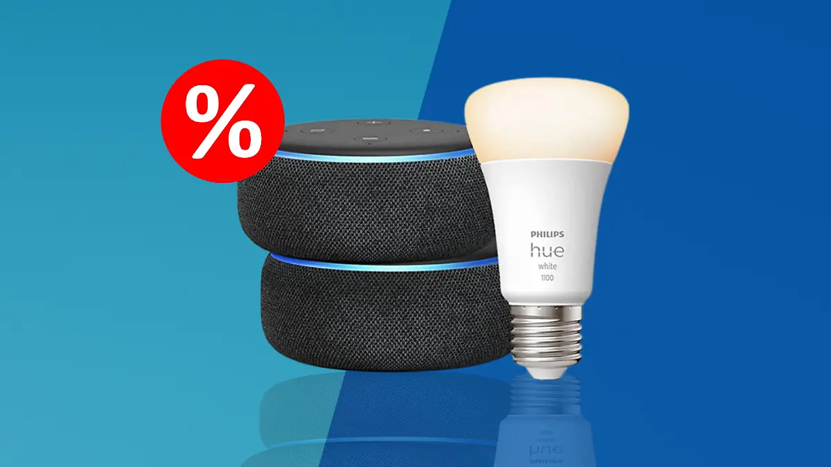 Zwei Echo Dots 3. Generation und eine Philips Hue in Weiß auf hell- und dunkelblauen Hintergrund mit einem roten Prozentzeichen auf der linken Seite.