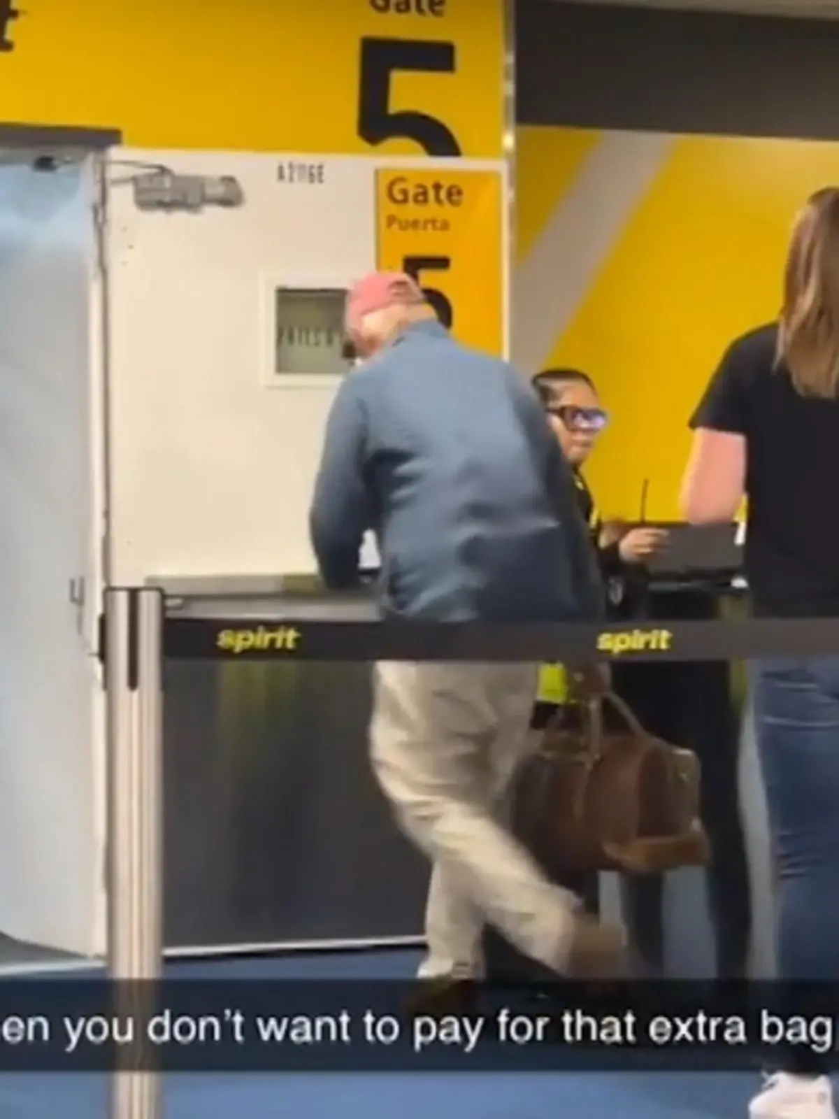 Ganz schön kreativ! Den ewigen Struggel passend für den Urlaub zu packen, kennen wir doch wirklich alle. Dieser Herr hier will das wohl nicht akzeptieren und mogelt ganz geschickt ein extra Gepäckstück mit an Bord. Die lustigen Bilder zeigen wir Ihnen im Video!