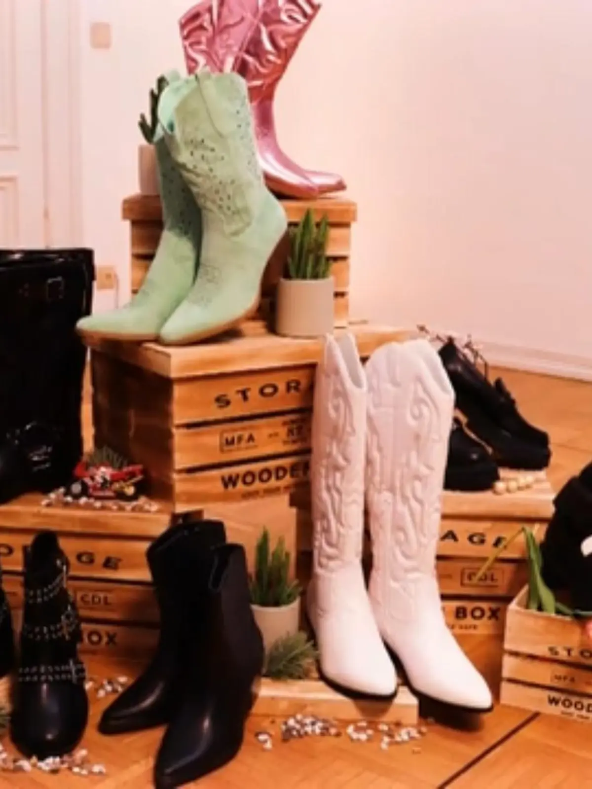 Im Herbst wird’s grau? Von wegen! Zumindest nicht an unseren Füßen. Denn: Ein Schuhtrend in diesem Herbst erfordert Mut zur Farbe! Welche Modelle unsere heißgeliebten Sneaker bei kälteren Temperaturen ablösen, haben wir uns einmal genauer angeschaut.