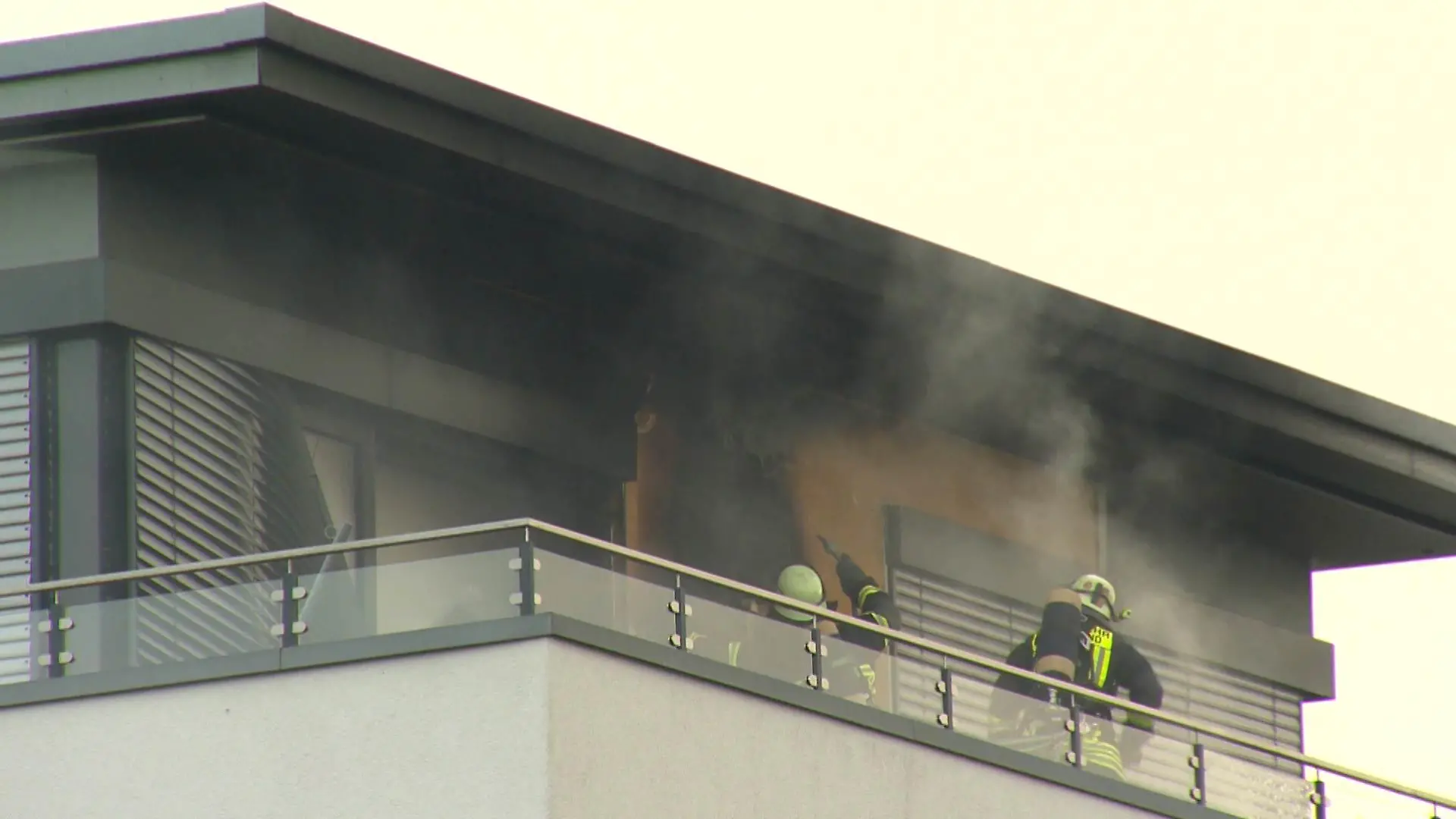 Eine dichte Rauchentwicklung steigt immer wieder vom Balkon auf.