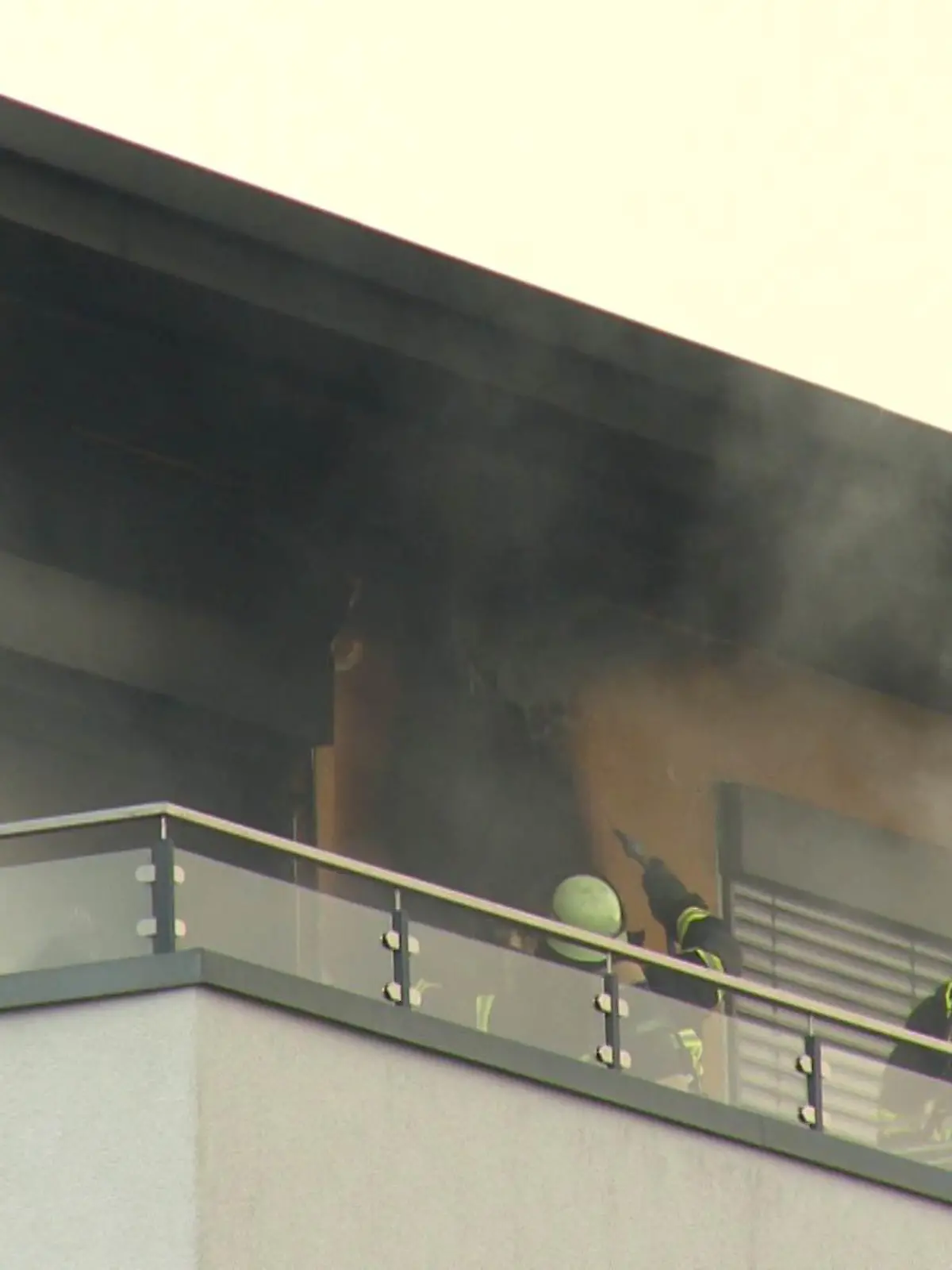 Eine dichte Rauchentwicklung steigt immer wieder vom Balkon auf.
