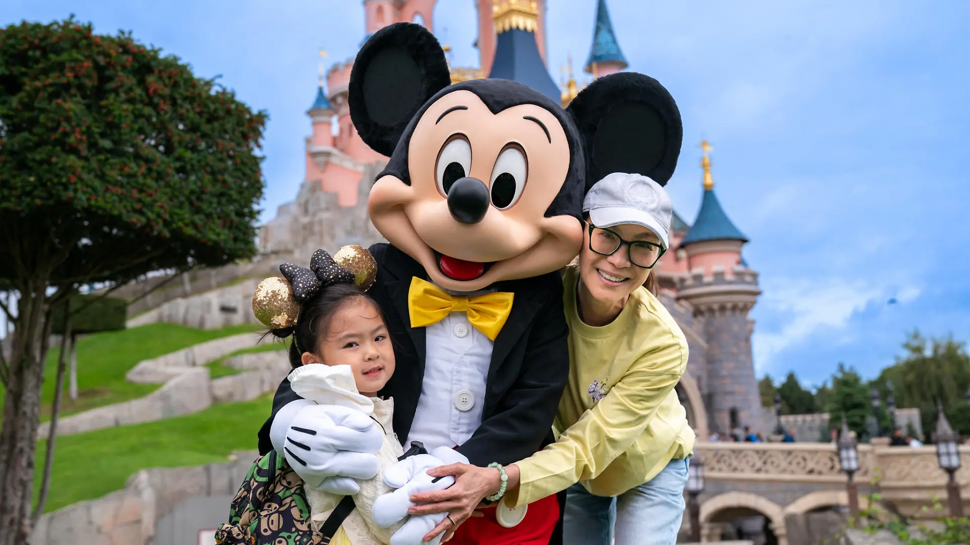 Michelle Yeoh en visite à Disneyland Paris, à l'occasion de sa venue pour la fashion week © Disney via Bestimage Michelle Yeoh at Disneyland Paris, during the fashion week.
