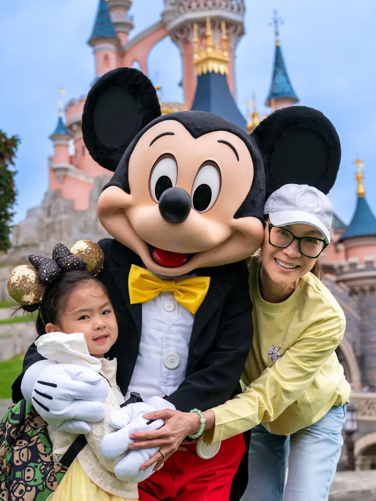 Michelle Yeoh en visite à Disneyland Paris, à l'occasion de sa venue pour la fashion week © Disney via Bestimage Michelle Yeoh at Disneyland Paris, during the fashion week.