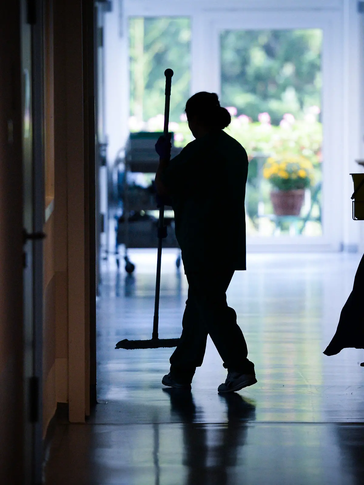 ARCHIV - 13.09.2014, Hamburg: Eine Reinigungskraft arbeitet in einem Krankenhaus. (Zu dpa "Geringqualifizierte seltener erwerbslos als vor Pandemie") Foto: Daniel Reinhardt/dpa +++ dpa-Bildfunk +++