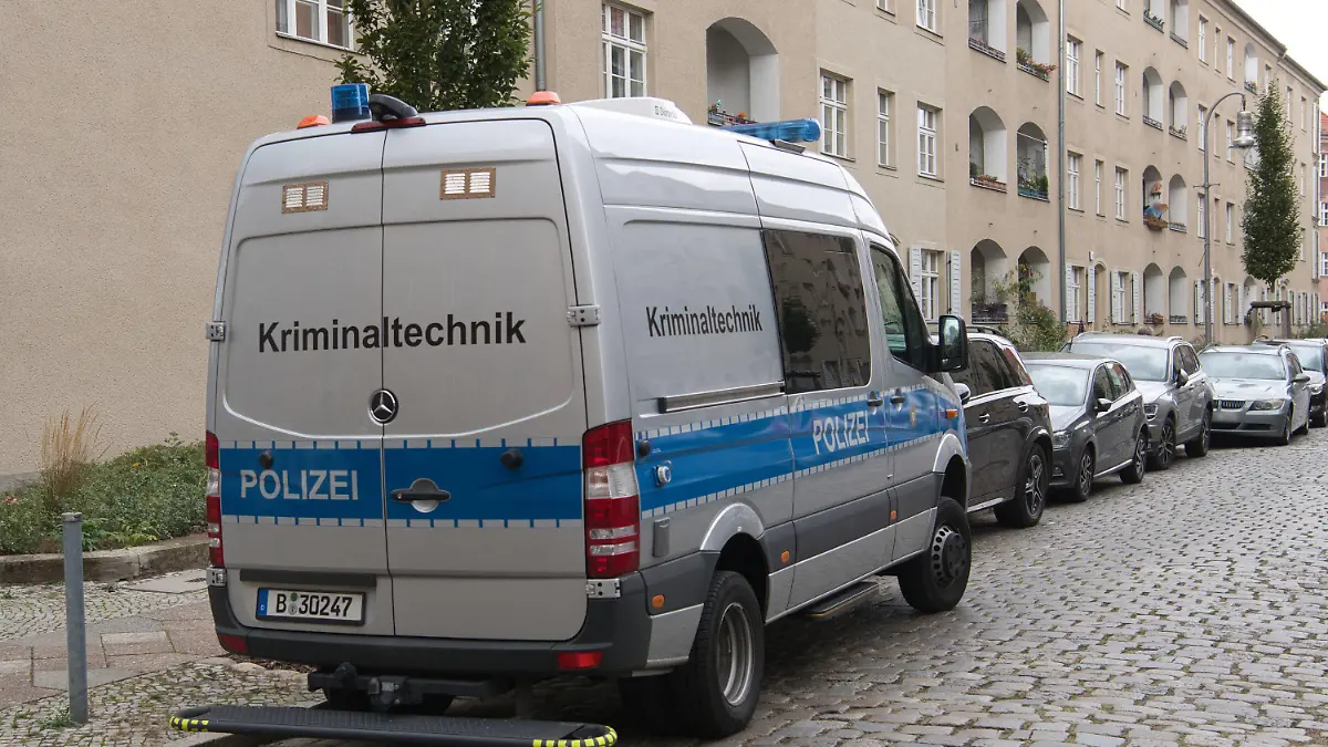 03.01.2023, Berlin: Ein Einsatzfahrzeug der Kriminaltechnik der Polizei steht vor einer Häuserzeile an der Kinzerallee im Berliner Stadtteil Köpenick. Dort wurden die Leichen einer Frau und eines Kindes in einer Wohnung gefunden. Eine Mordkommission hat die Ermittlungen übernommen. Foto: Paul Zinken/dpa +++ dpa-Bildfunk +++