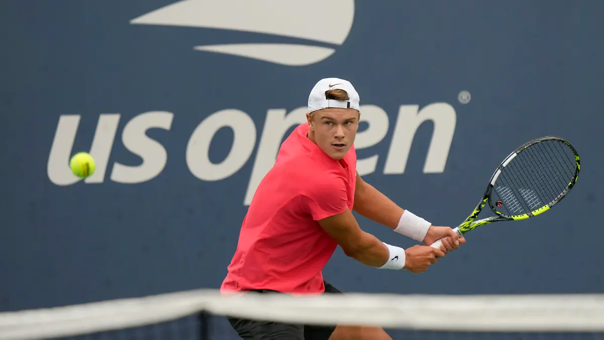 ARCHIV - 28.08.2023, USA, New York: Tennis: Grand Slam, ATP-Tour - US Open, Einzel, Herren, 1. Runde Carballes Baena (Spanien) - Rune (Dänemark) . Holger Rune in Aktion. Boris Becker soll Coach des Dänen werden. (zu dpa: «Bericht: Boris Becker wird Trainer von Tennis-Ass Rune») Foto: John Minchillo/AP/dpa +++ dpa-Bildfunk +++