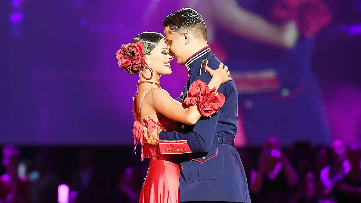 Tanz-Weltmeisterschaft Latein und Showdance Standard 2023 in Leipzig - WDSF PD World Championships 14.10.2023 Patricija Ionel links und Alexandru Ionel rechts nach der Siegerehrung bei der Tanz-WM in Leipzig 14.10.2023. Beide sprechen nach dem Wettkampf zum Publikum. Das Paar Ionel holte für ihre Kür  Carmen  die Silber-Medaille und beendete nach dem Wettkampf die aktive Karriere als Turniertänzer / Turniertänzerin. Sie starten künftig nur bei Show-Veranstaltungen. Leipzig Sachsen Deutschland Leipziger Messegelände - Neue Messe Leizig *** Dance World Championships Latin and Showdance Standard 2023 in Leipzig WDSF PD World Championships 14 10 2023 Patricija Ionel left and Alexandru Ionel right after the award ceremony at the Dance World Championships in Leipzig 14 10 2023 Both speak to the audience after the competition The couple Ionel won the silver medal for their freestyle Carmen and ended after the competition the active career as a ballroom dancer ballroom dancer They start in the future only at show events Leipzig Saxony Germany Leipziger Messegelände Neue Messe Leizig