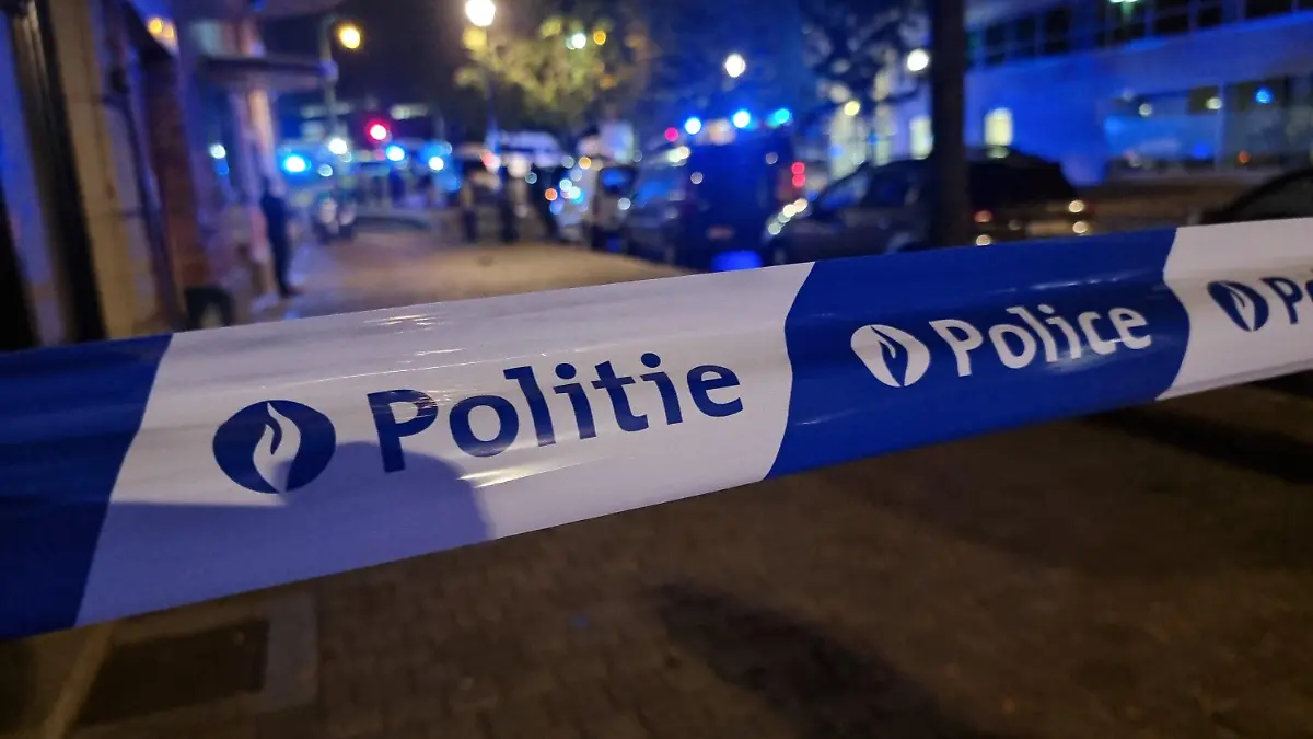 16.10.2023, Belgien, Brüssel: Ein Absperrband der Polizei ist am Tatort zu sehen. Foto: Hatim Kaghat/Belga/dpa +++ dpa-Bildfunk +++