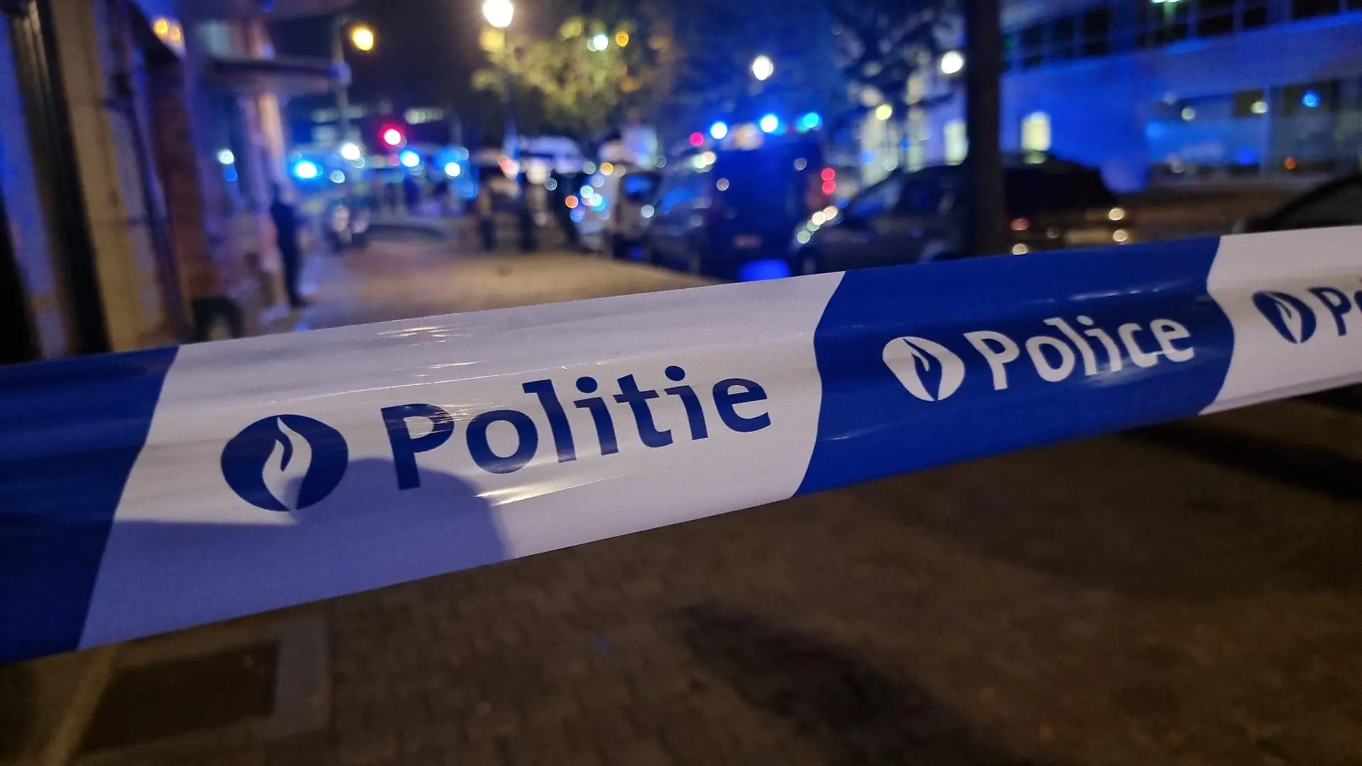 16.10.2023, Belgien, Brüssel: Ein Absperrband der Polizei ist am Tatort zu sehen. Foto: Hatim Kaghat/Belga/dpa +++ dpa-Bildfunk +++