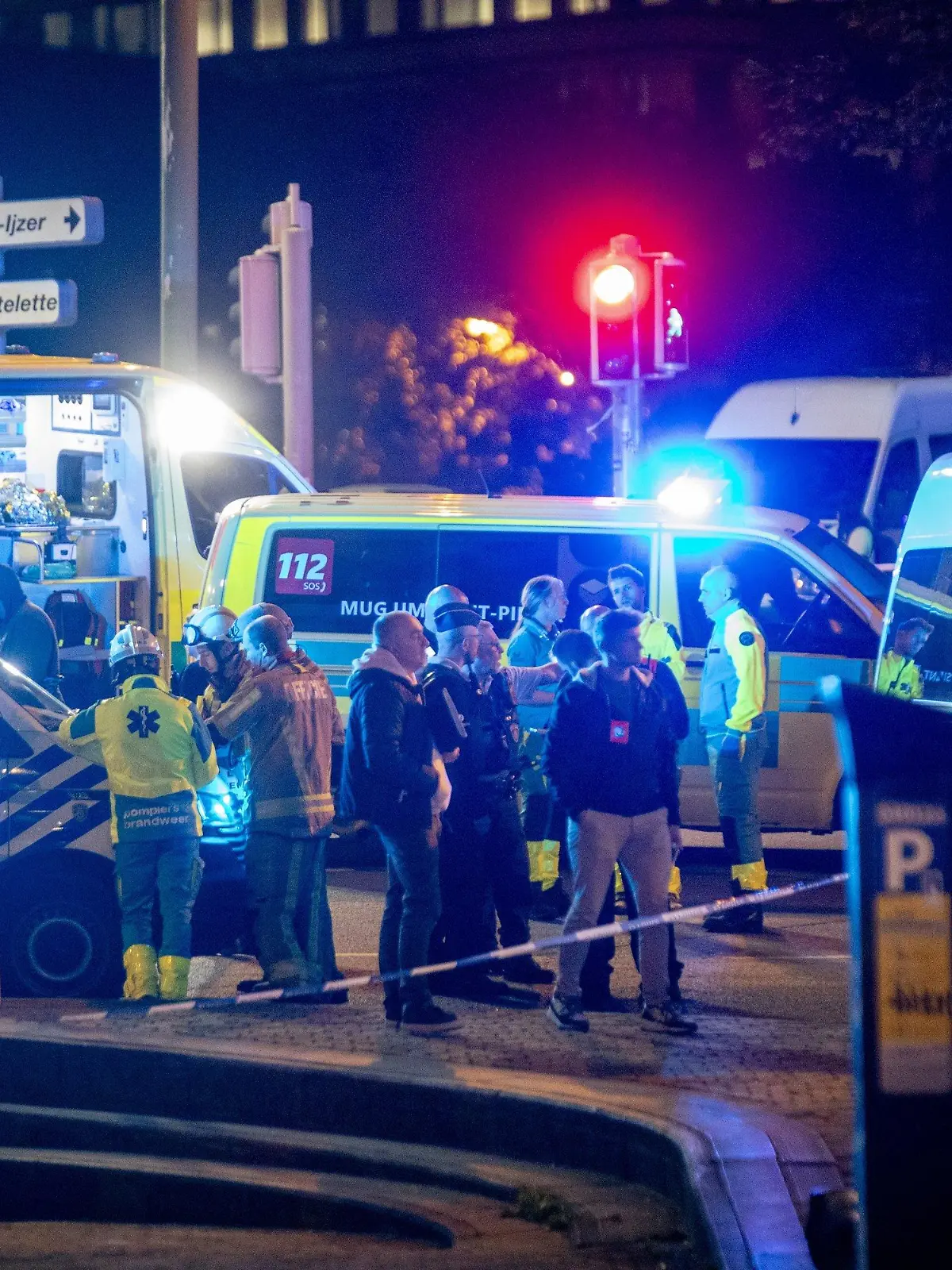 16.10.2023, Belgien, Brüssel: Polizisten stehen am Tatort. Foto: Hatim Kaghat/Belga/dpa +++ dpa-Bildfunk +++