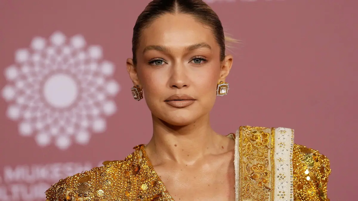 ARCHIV - 01.04.2023, Indien, Mumbai: Gigi Hadid, Model aus den USA, nimmt am zweiten Tag der Eröffnungsfeier des «Nita Mukesh Ambani Cultural Centre» teil. (zu dpa Gigi Hadid äußert sich zu Hamas-Angriff auf Israel) Foto: Rajanish Kakade/AP +++ dpa-Bildfunk +++