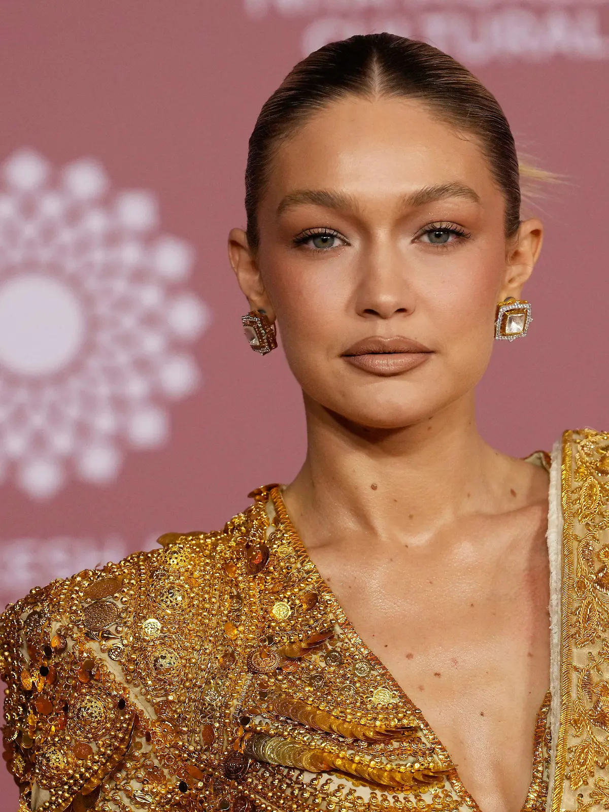 ARCHIV - 01.04.2023, Indien, Mumbai: Gigi Hadid, Model aus den USA, nimmt am zweiten Tag der Eröffnungsfeier des «Nita Mukesh Ambani Cultural Centre» teil. (zu dpa Gigi Hadid äußert sich zu Hamas-Angriff auf Israel) Foto: Rajanish Kakade/AP +++ dpa-Bildfunk +++