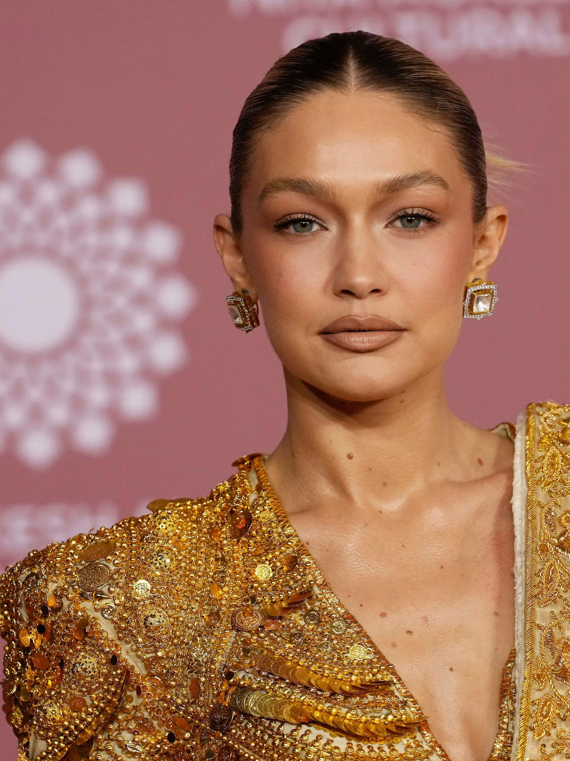 ARCHIV - 01.04.2023, Indien, Mumbai: Gigi Hadid, Model aus den USA, nimmt am zweiten Tag der Eröffnungsfeier des «Nita Mukesh Ambani Cultural Centre» teil. (zu dpa Gigi Hadid äußert sich zu Hamas-Angriff auf Israel) Foto: Rajanish Kakade/AP +++ dpa-Bildfunk +++